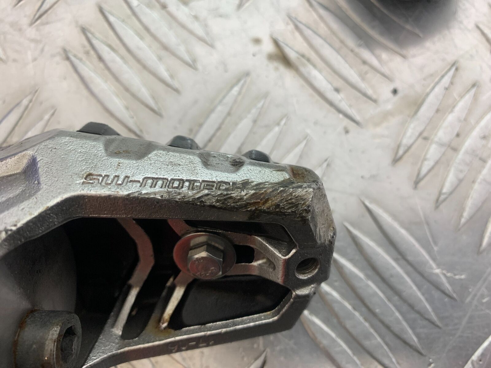 TRIUMPH TIGER 800 ADJUSTABLE FRONT FOOTPEGS   YEAR 2011-2014 (CMB1113)