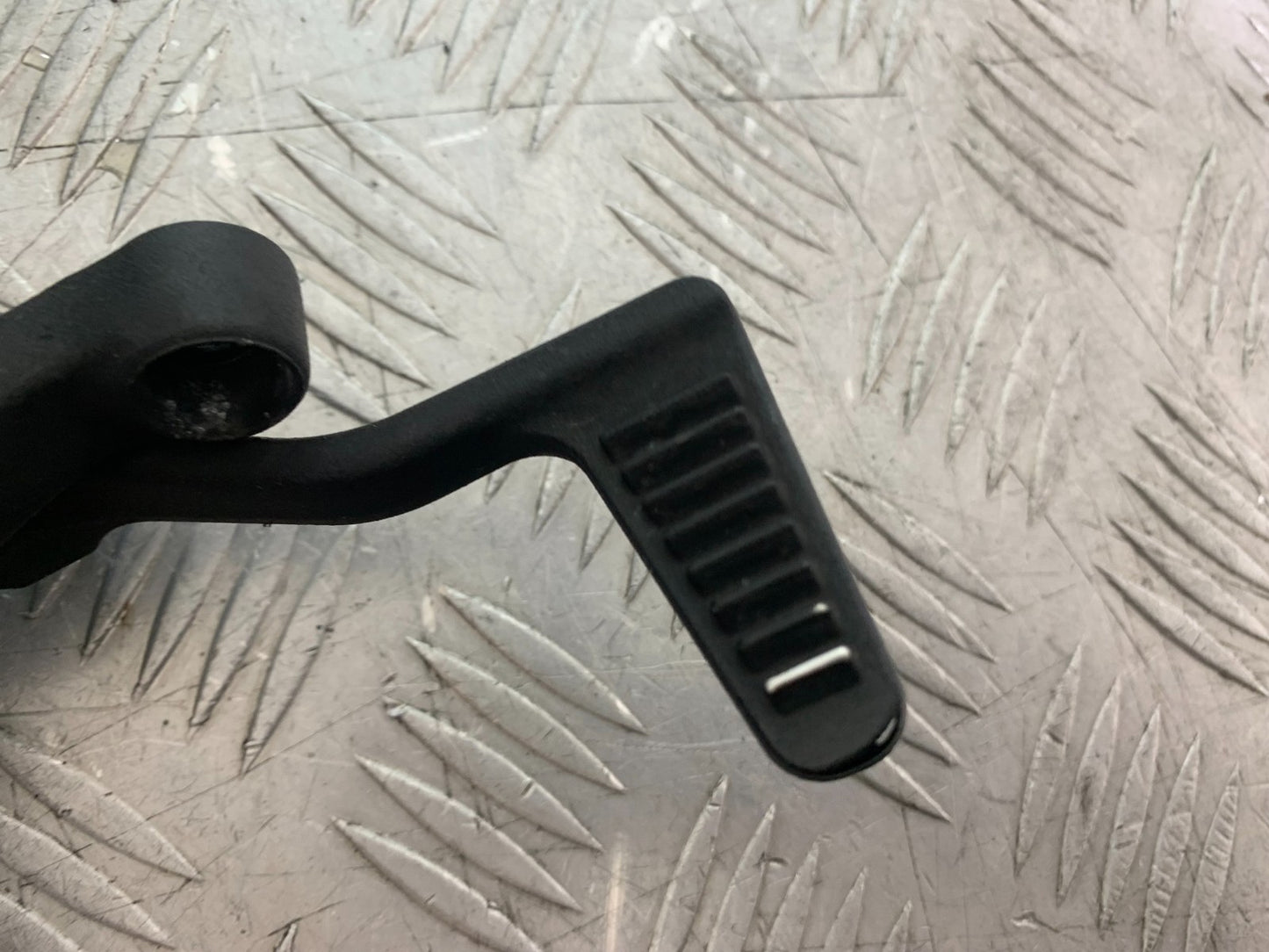 TRIUMPH 1050 SPEED TRIPLE FRONT RIGHT HANGER  YEAR 2005-2007 (CMB1322)