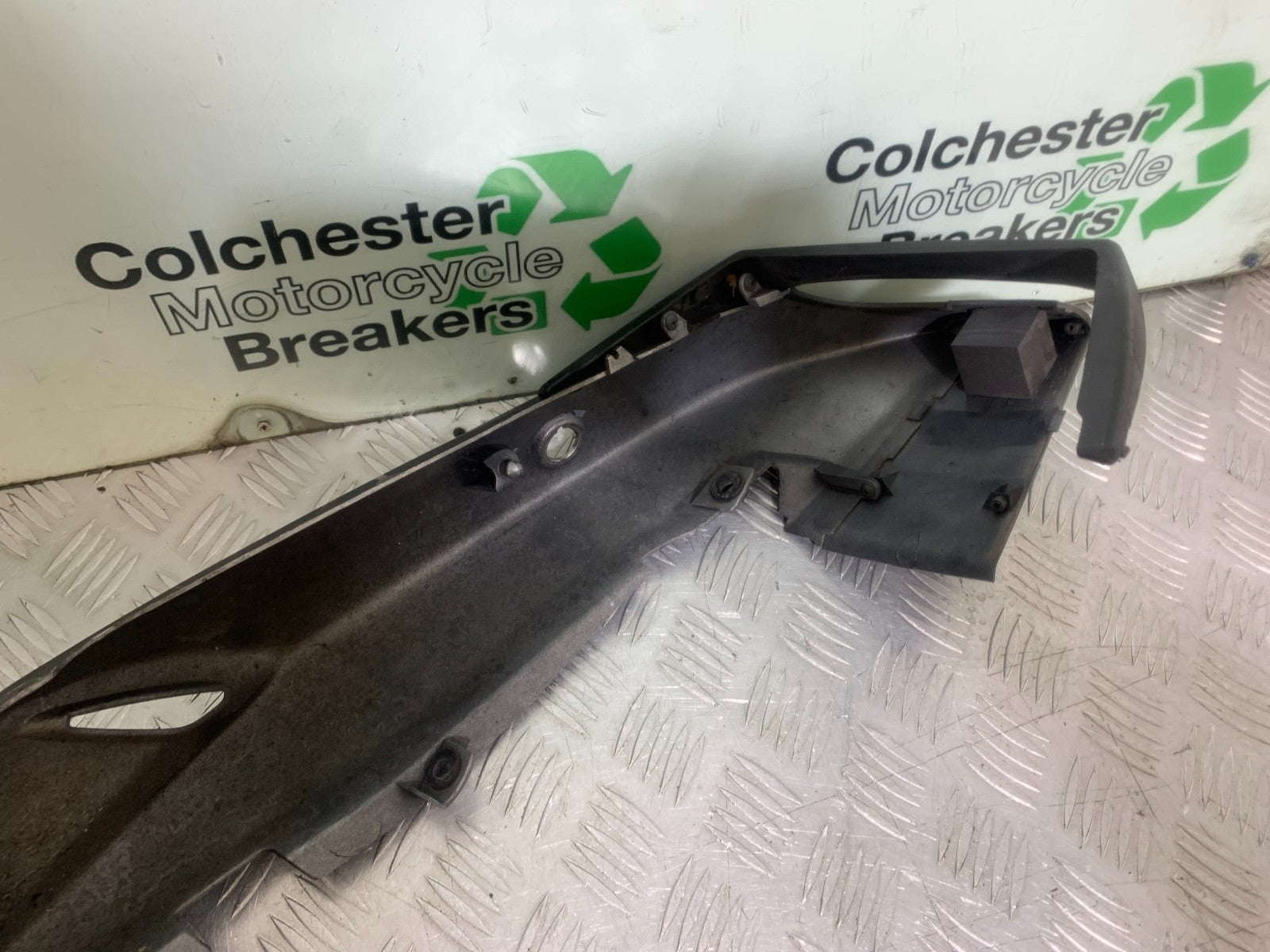 SUZUKI GS500 GS 500 LEFT SEAT PANEL   YEAR 2001-2008 (CMB1254)