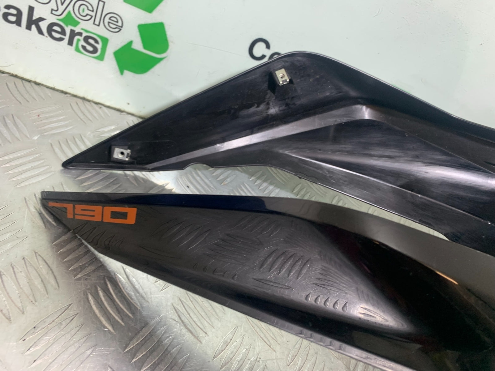 KTM 790 DUKE PETROL TANK SURROUND  YEAR 2018-2021  (CMB11150)