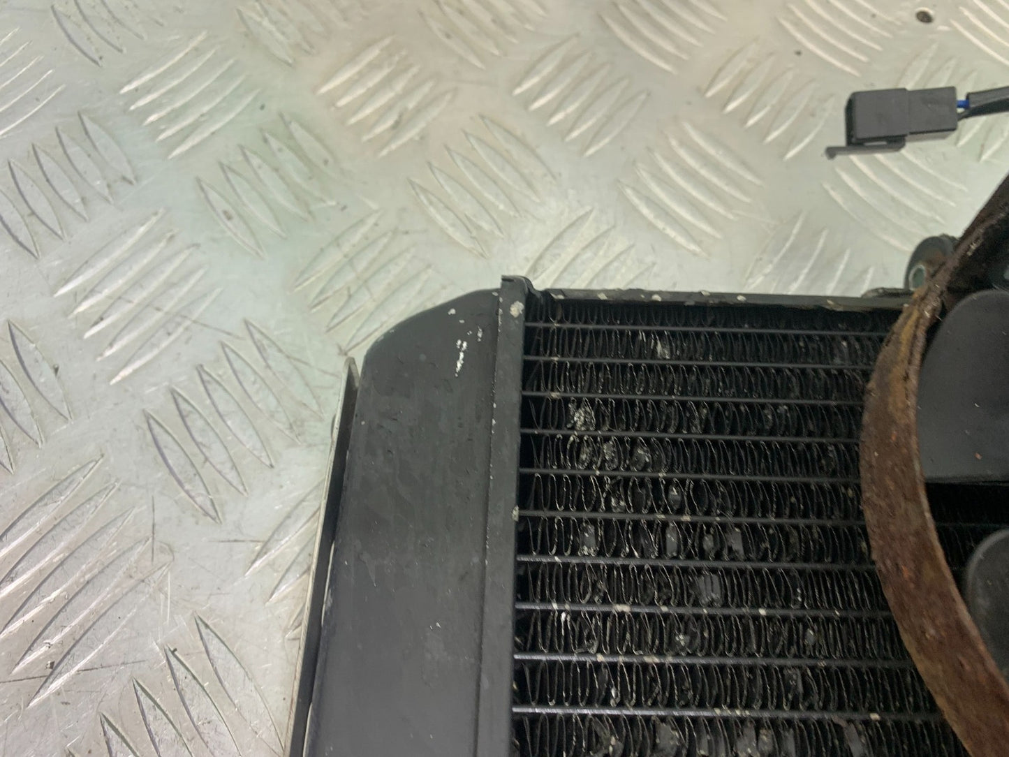 YAMAHA FZS600 FAZER 600 RADIATOR AND FAN YEAR 1998-2001 (CMB1267)