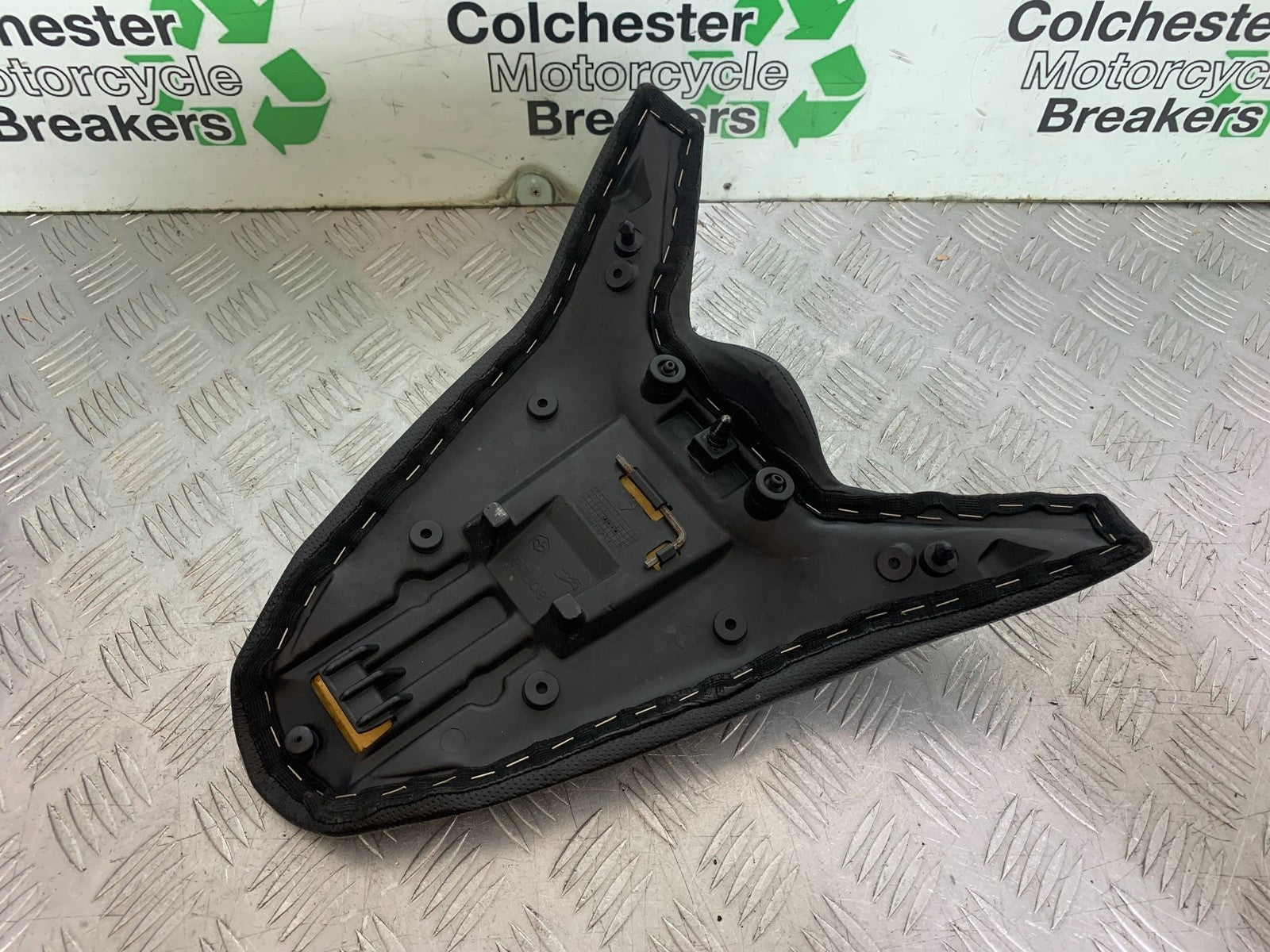 APRILIA TUONO 1000 V4R REAR SEAT YEAR 2011-13  (CMB1316)