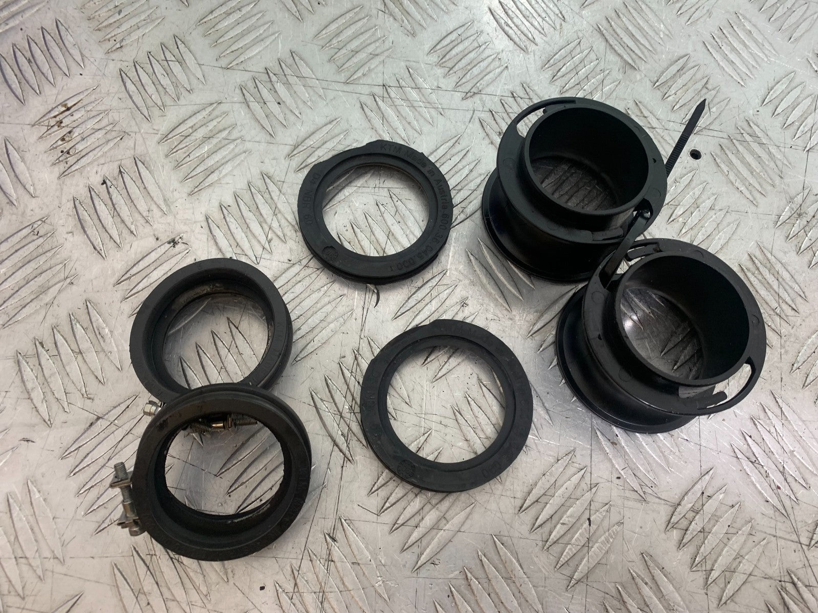 KTM 990 SUPER DUKE AIRBOX RUBBERS  YEAR 2007-2011  (CMB1207)