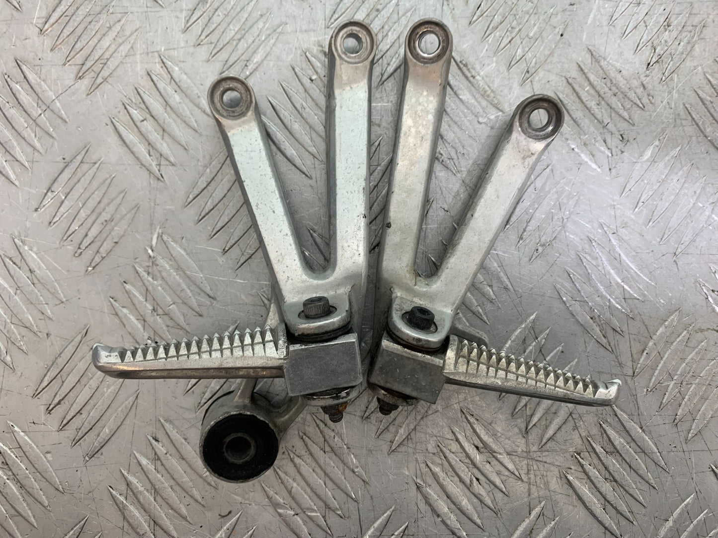 YAMAHA YZF R1 4XV REAR HANGERS YEAR 1998-99 (CMB1291)
