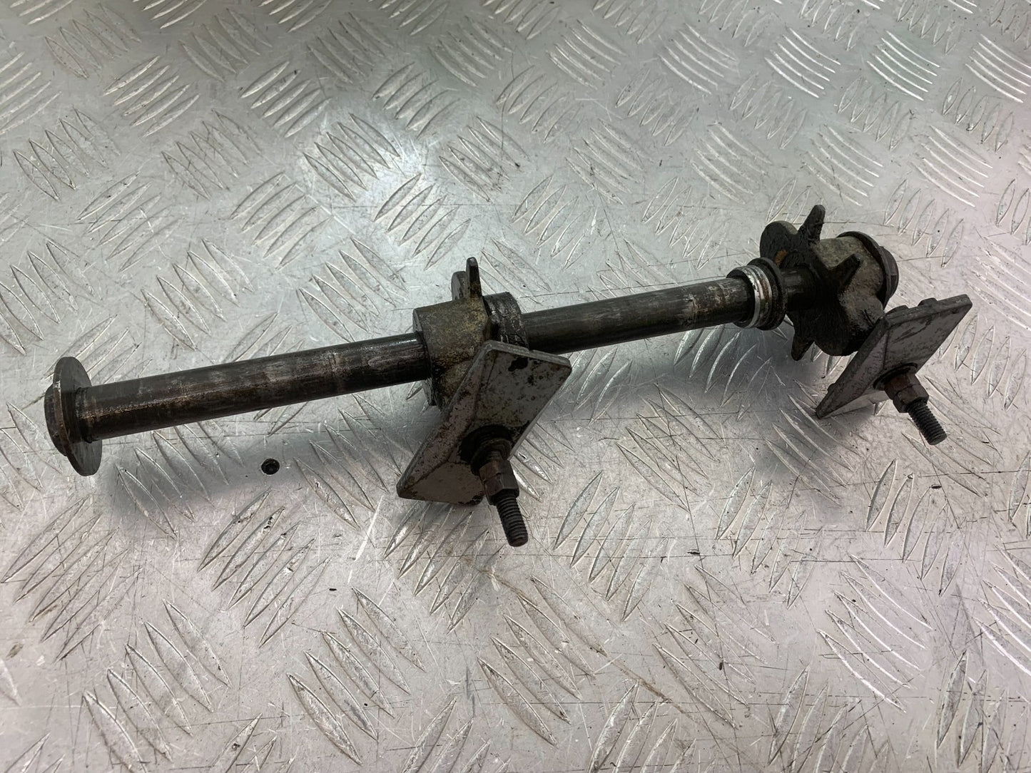 YAMAHA FZS600 FAZER 600 REAR WHEEL SPINDLE & ADJUSTERS  YEAR 1998-2001 (CMB1267)