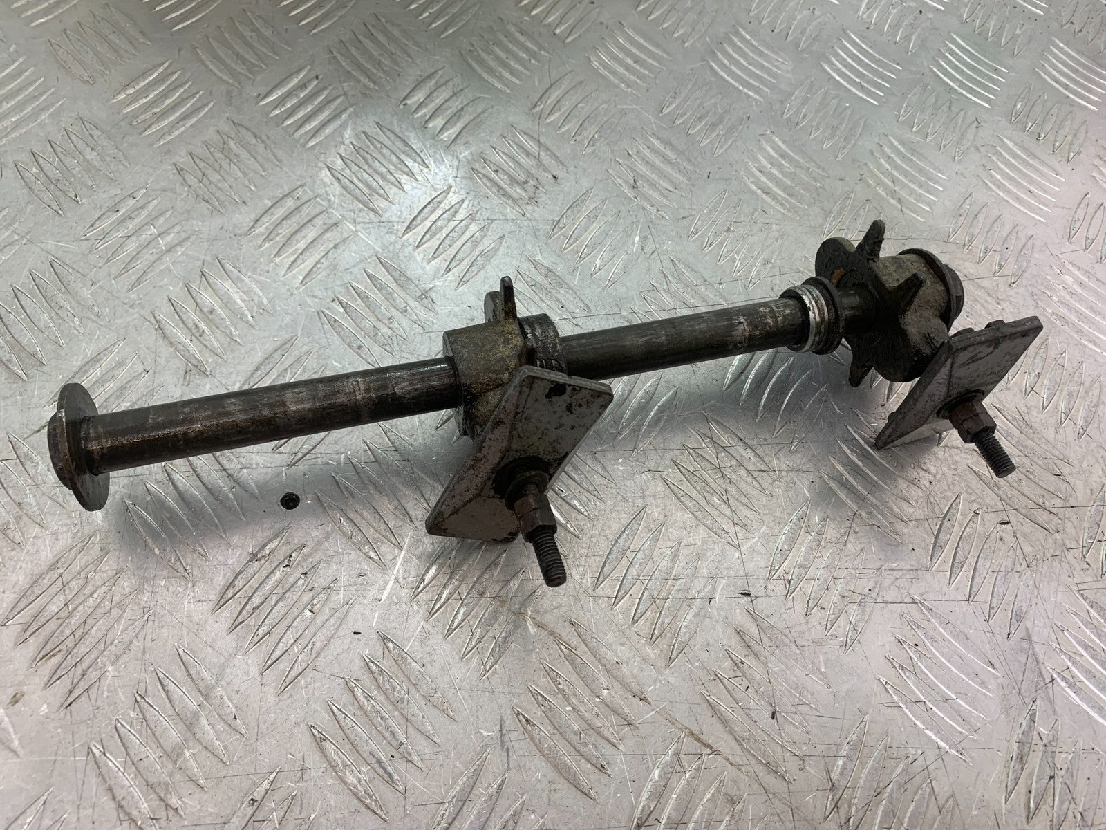 YAMAHA FZS600 FAZER 600 REAR WHEEL SPINDLE & ADJUSTERS  YEAR 1998-2001 (CMB1267)