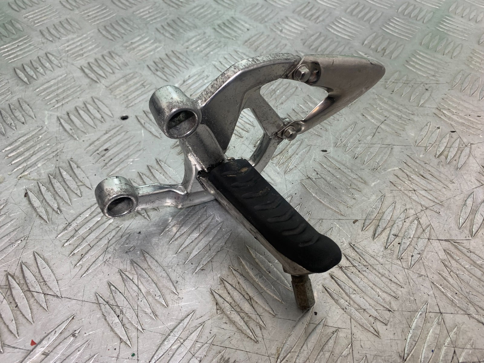 TRIUMPH 1050 SPRINT ST FRONT LEFT HANGER    2004-2007 (CMB1197)