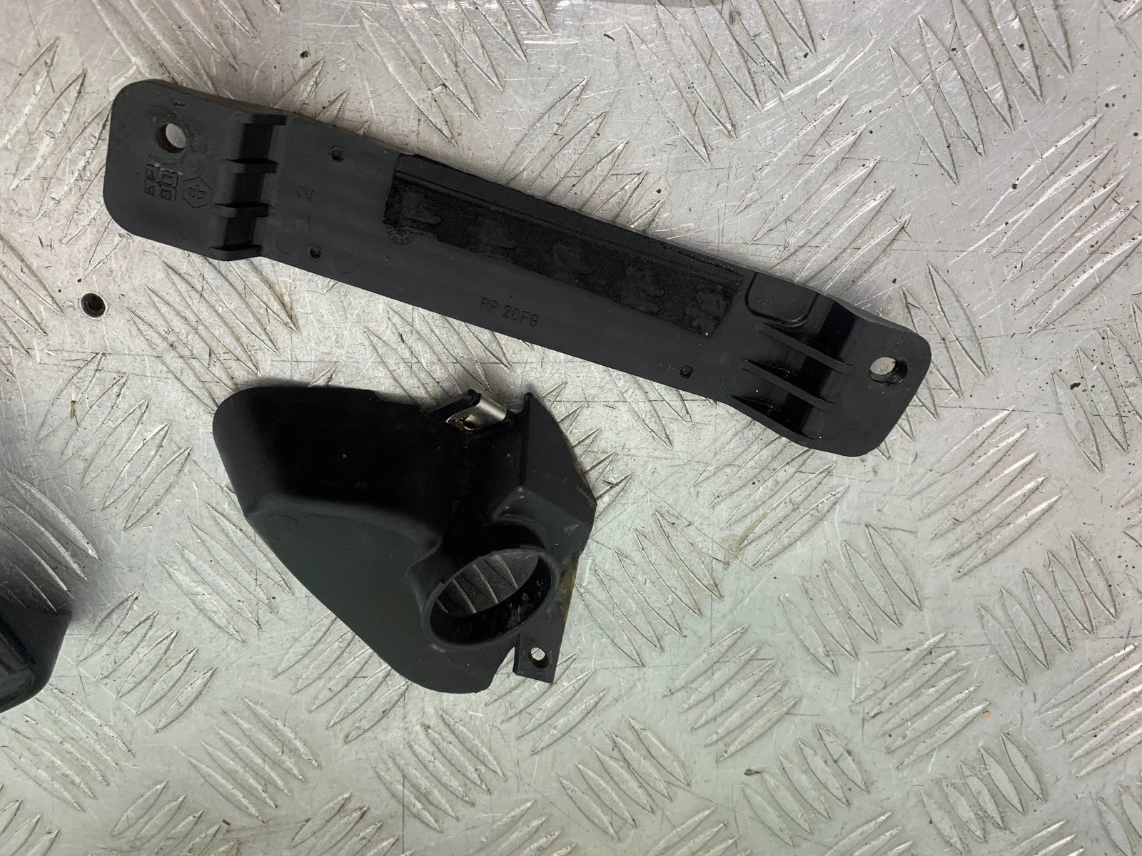 PIAGGIO VESPA GT125 L LEFT AND RIGHT INNER INFILLS YEAR 2003 (CMB1300)
