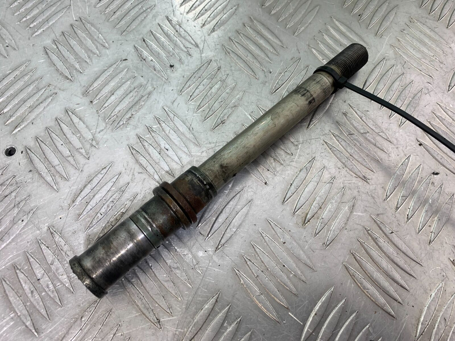 KAWASAKI Z750 Z 750 FRONT WHEEL  SPINDLE  YEAR 2004-2006  (CMB1104)