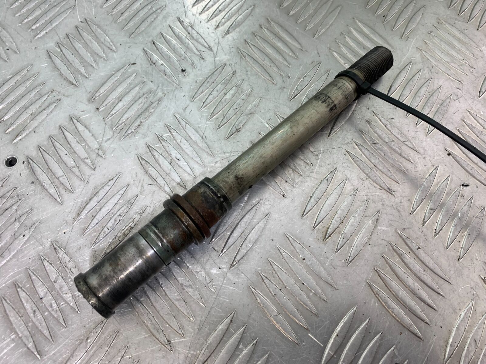 KAWASAKI Z750 Z 750 FRONT WHEEL  SPINDLE  YEAR 2004-2006  (CMB1104)