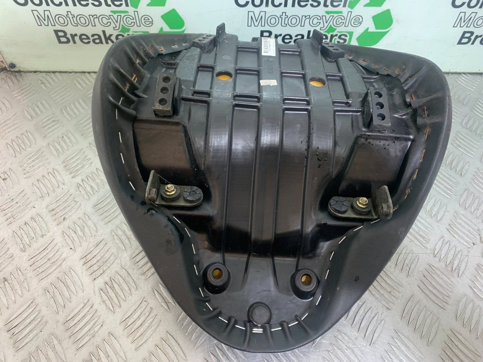HONDA VTX1300 S-6 FRONT SEAT    YEAR 2004-09 (CMB1159)