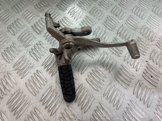 KTM 990 SUPER DUKE FRONT RIGHT HANGER AND PEG & PEDAL  YEAR 2007-2011  (CMB1207)