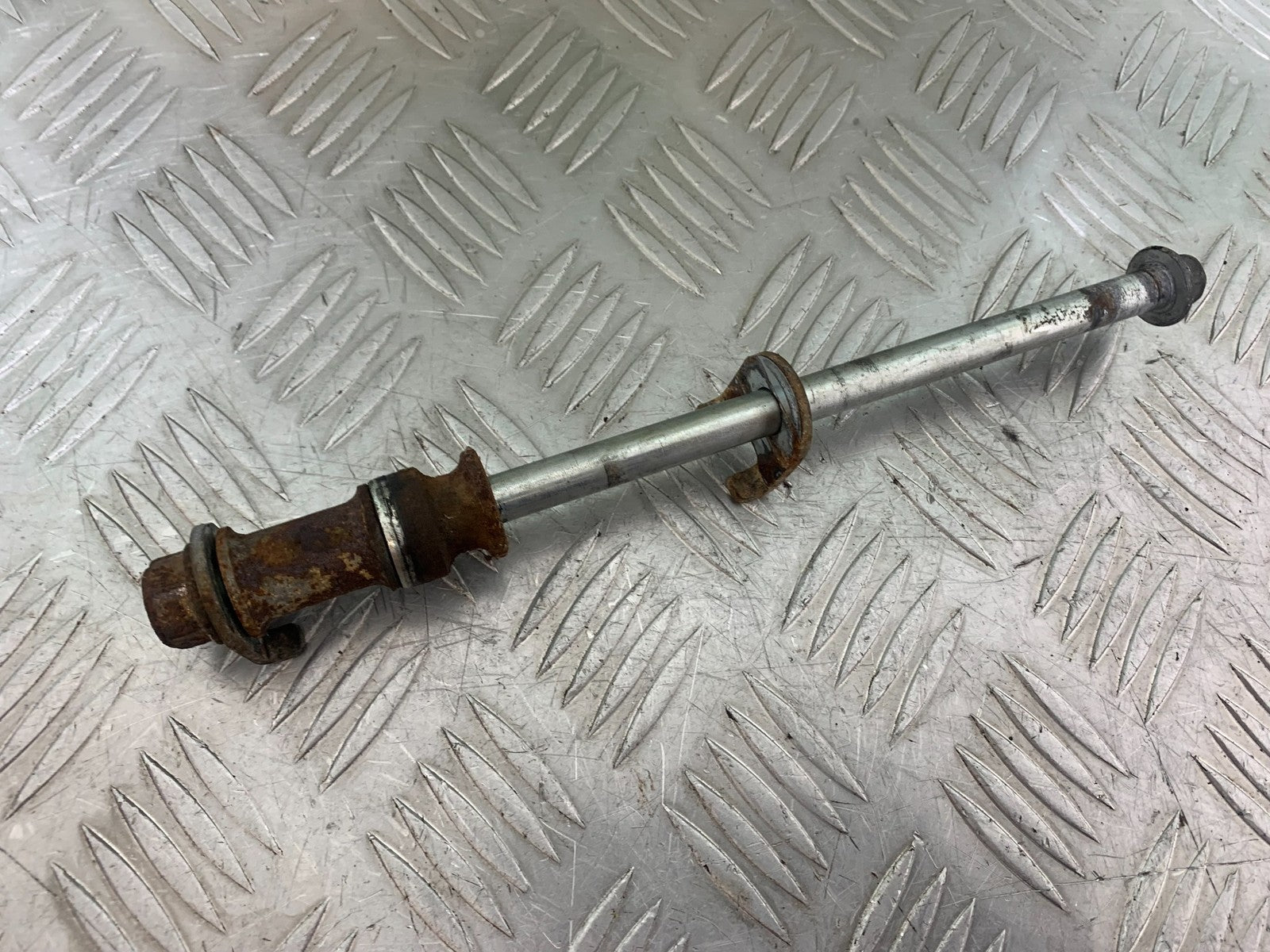 HONDA CBF125 CBF 125 REAR WHEEL SPINDLE   YEAR 2009-14  (CMB1172)