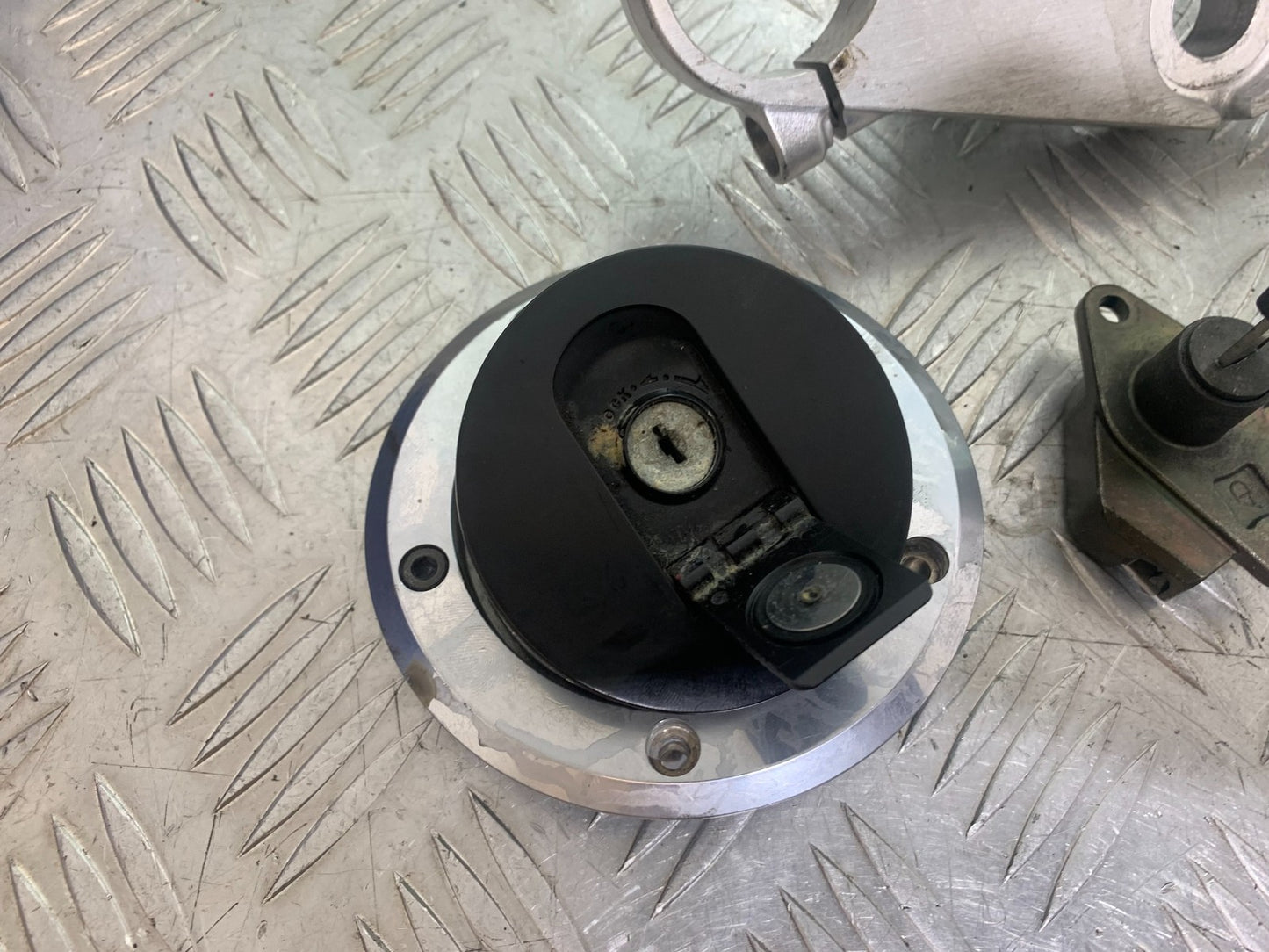 KAWASAKI ZX9R ZX9 E1 LOCKS AND KEYS   YEAR 2000-01 (CMB1171)