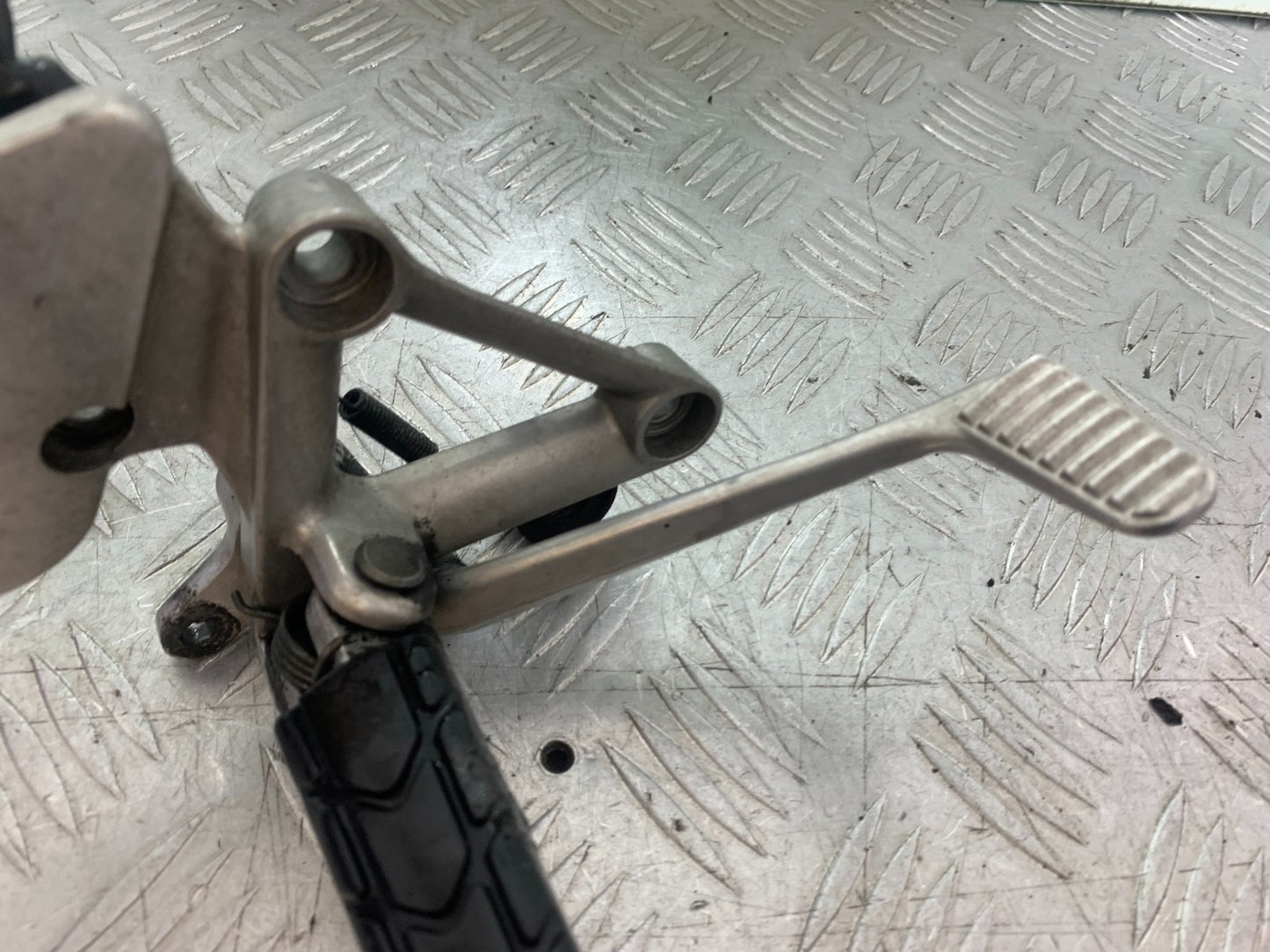 HONDA CBR1100 BLACKBIRD FRONT RIGHT HANGER YEAR 1999-2005 (CMB1232)