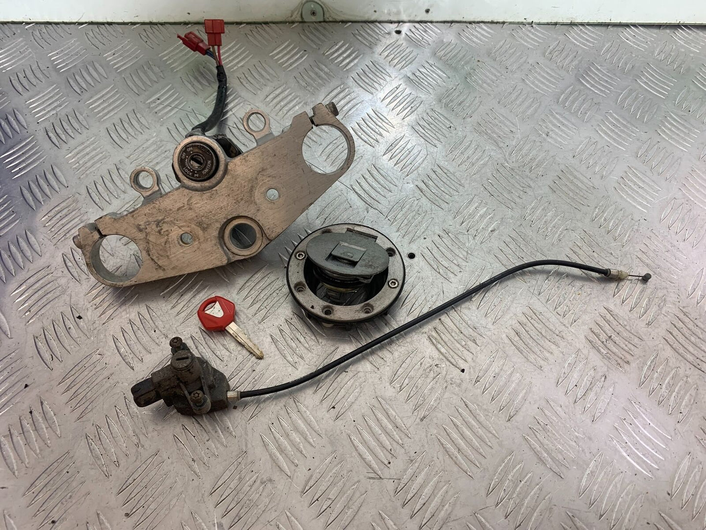 YAMAHA XJR1300 XJR 1300 LOCKS AND KEY   YEAR  1999-2003 (CMB1119)