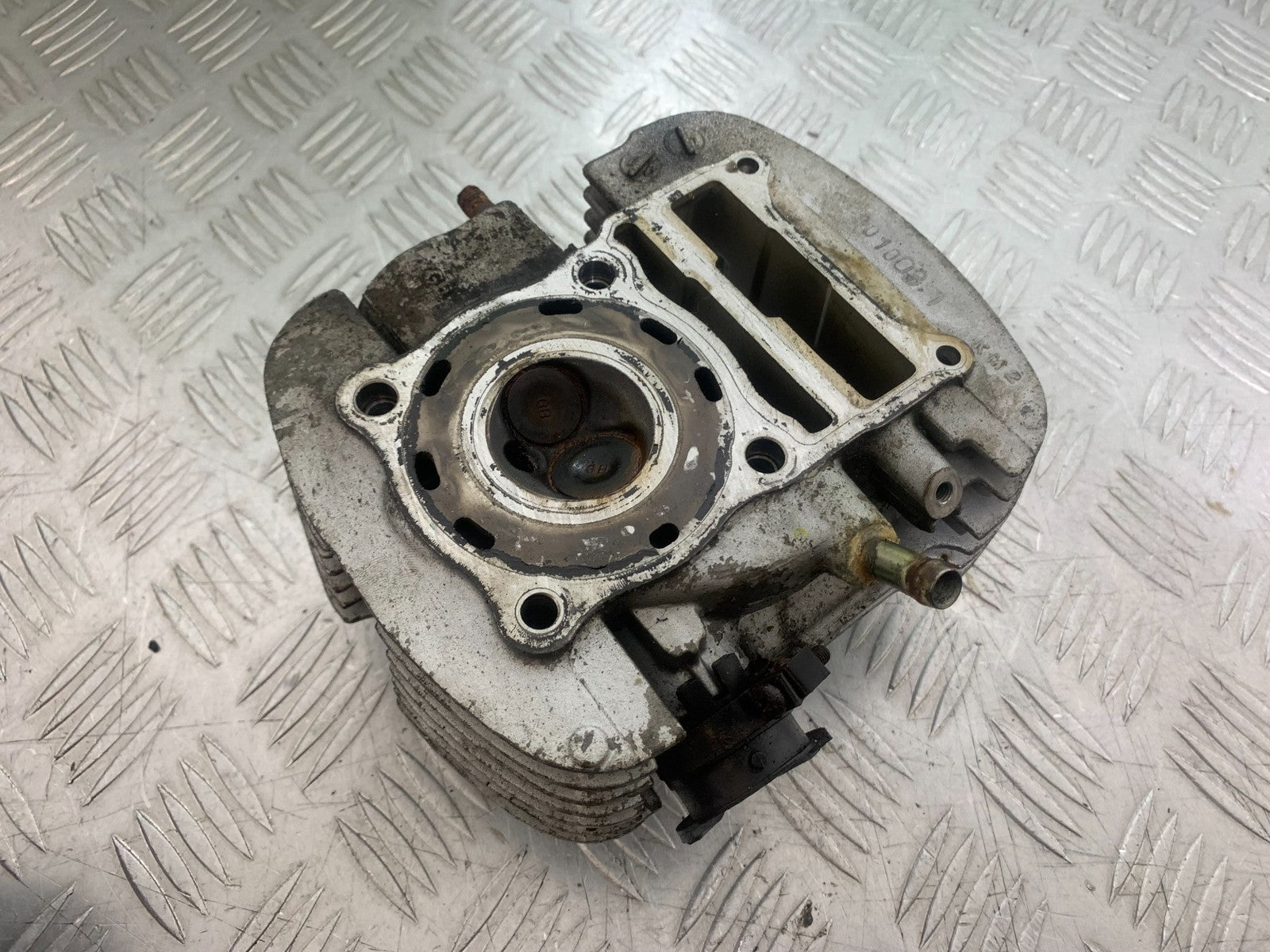 HONDA XL125 VARADERO FRONT CYLINDER HEAD AND CAMSHAFT  YEAR 2001-2006  (CMB1210)