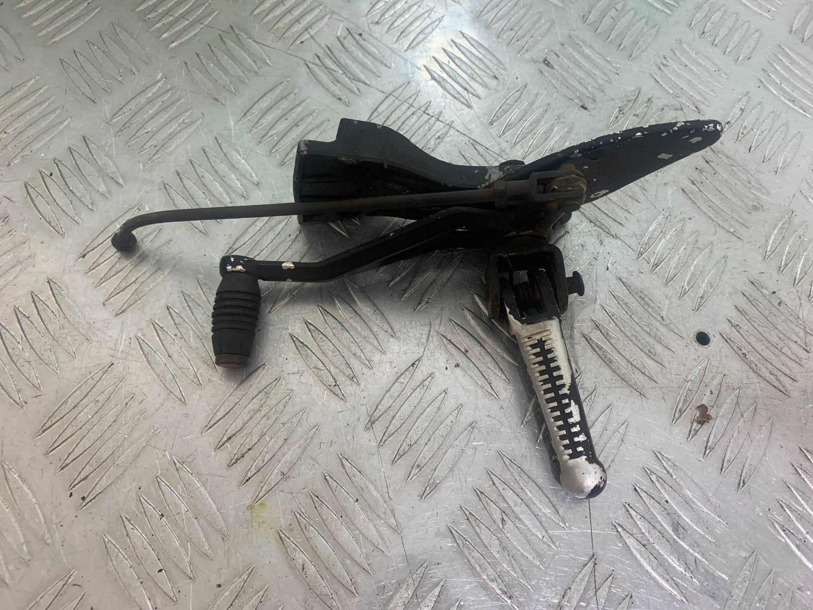 RIEJU 125 RS2 FRONT LEFT HANGER  YEAR 2007 (CMB1142)