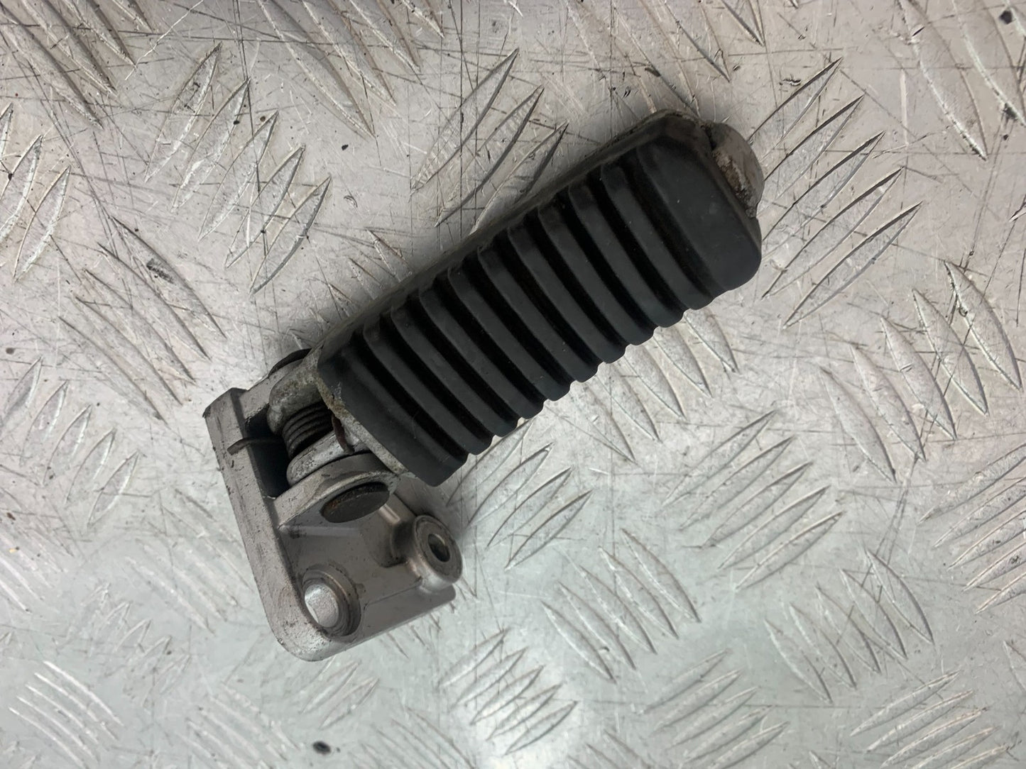 KAWASAKI GPZ600 GPZ 600 FRONT LEFT HANGER  YEAR 1988-90 (CMB1258)