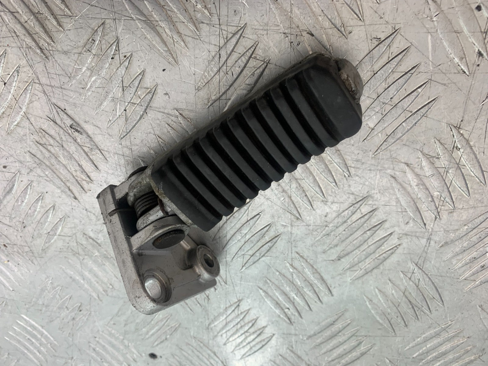 KAWASAKI GPZ600 GPZ 600 FRONT LEFT HANGER  YEAR 1988-90 (CMB1258)
