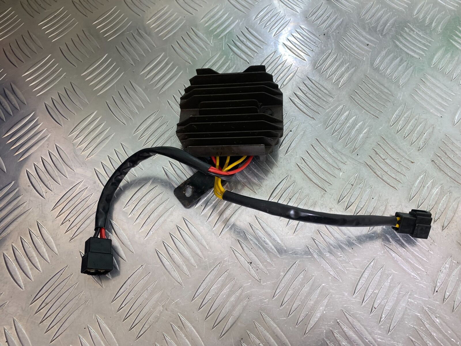 TRIUMPH 600 DAYTONA REGULATOR  YEAR 2003-2006 (STOCK 999)