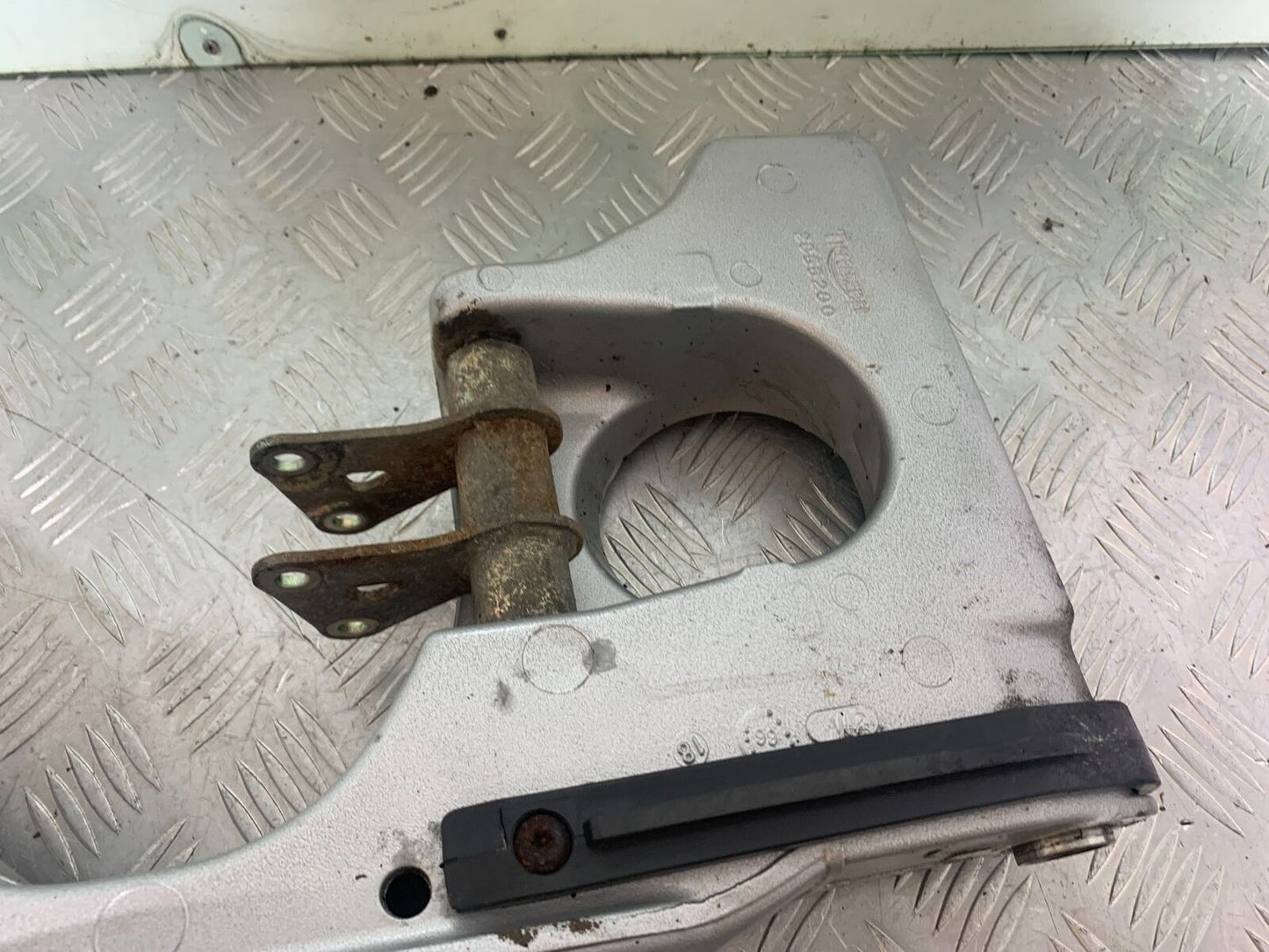 TRIUMPH 955i SPRINT ST SWINGARM  YEAR 1999-2004 (CMB1124)