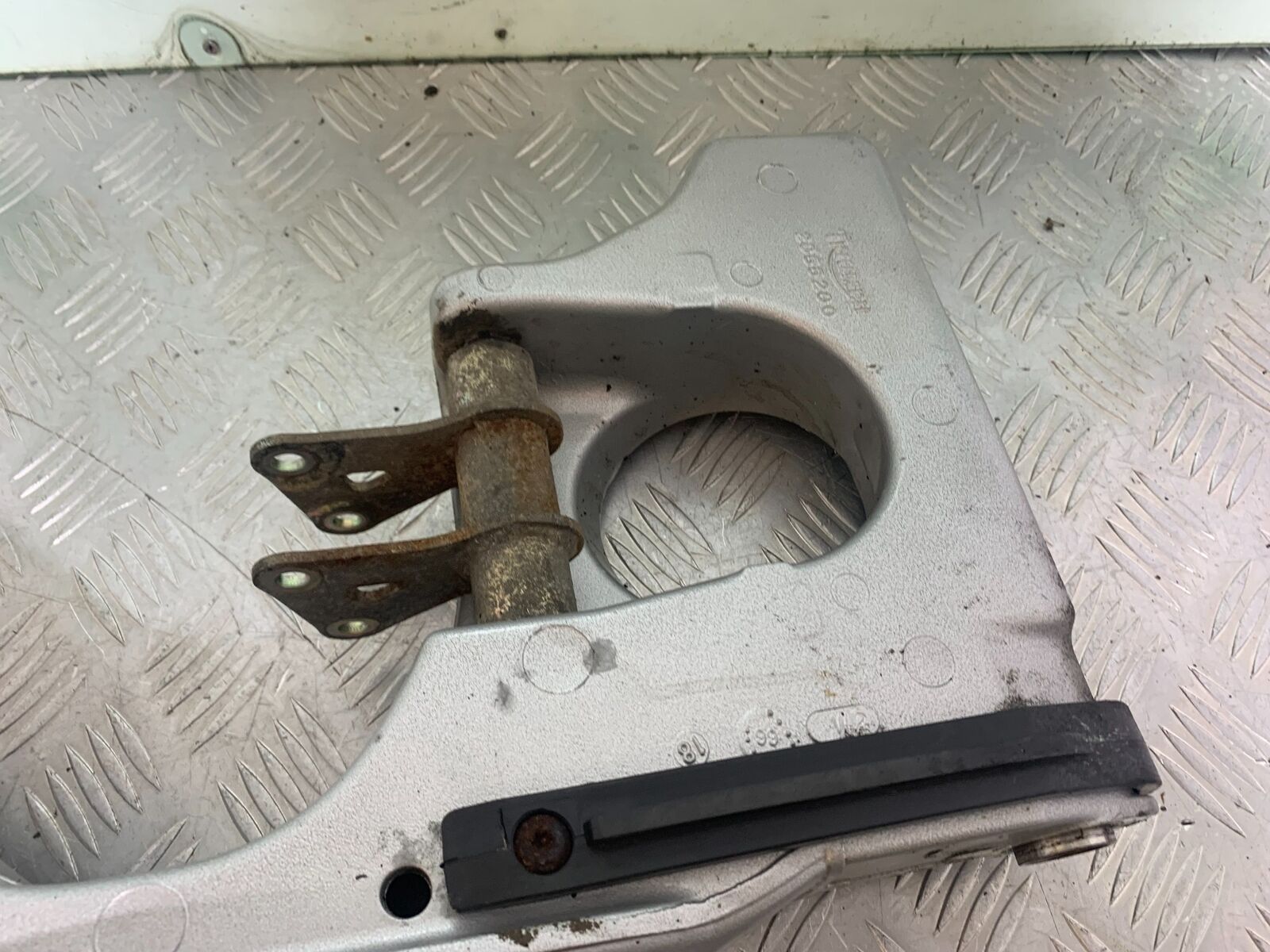 TRIUMPH 955i SPRINT ST SWINGARM  YEAR 1999-2004 (CMB1124)