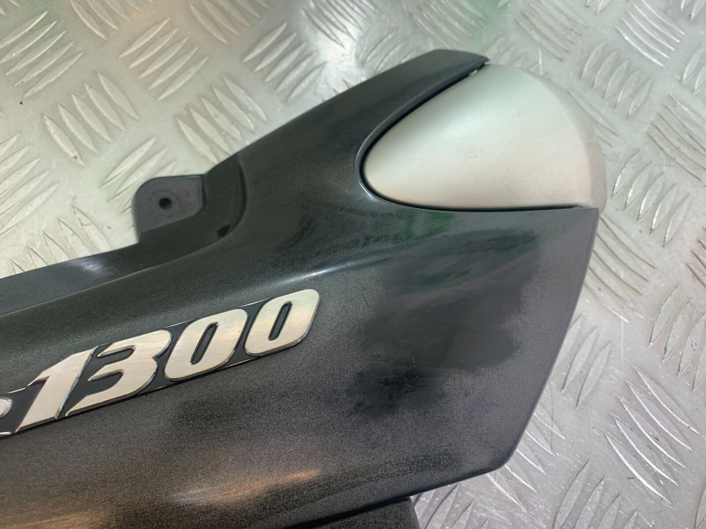 YAMAHA XJR1300 XJR 1300 RIGHT SEAT PANEL  YEAR 1999-2003 (CMB1055)