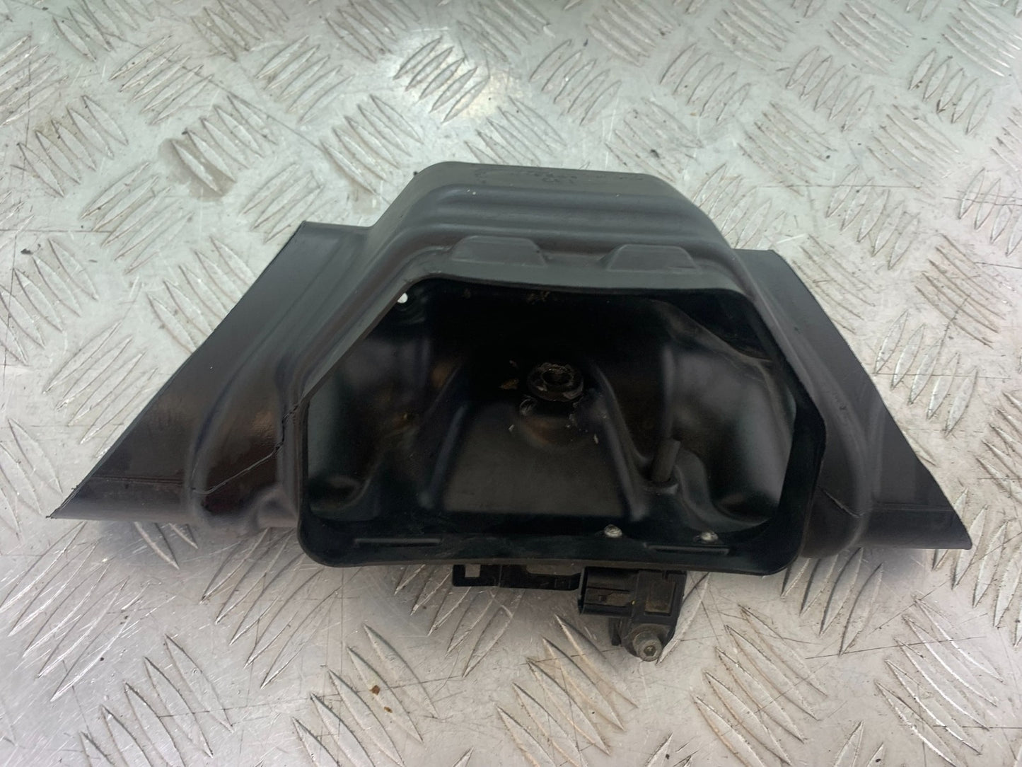 YAMAHA YZF R1 14 B BIG BANG AIR TUBE   2009-14 (CMB1175)