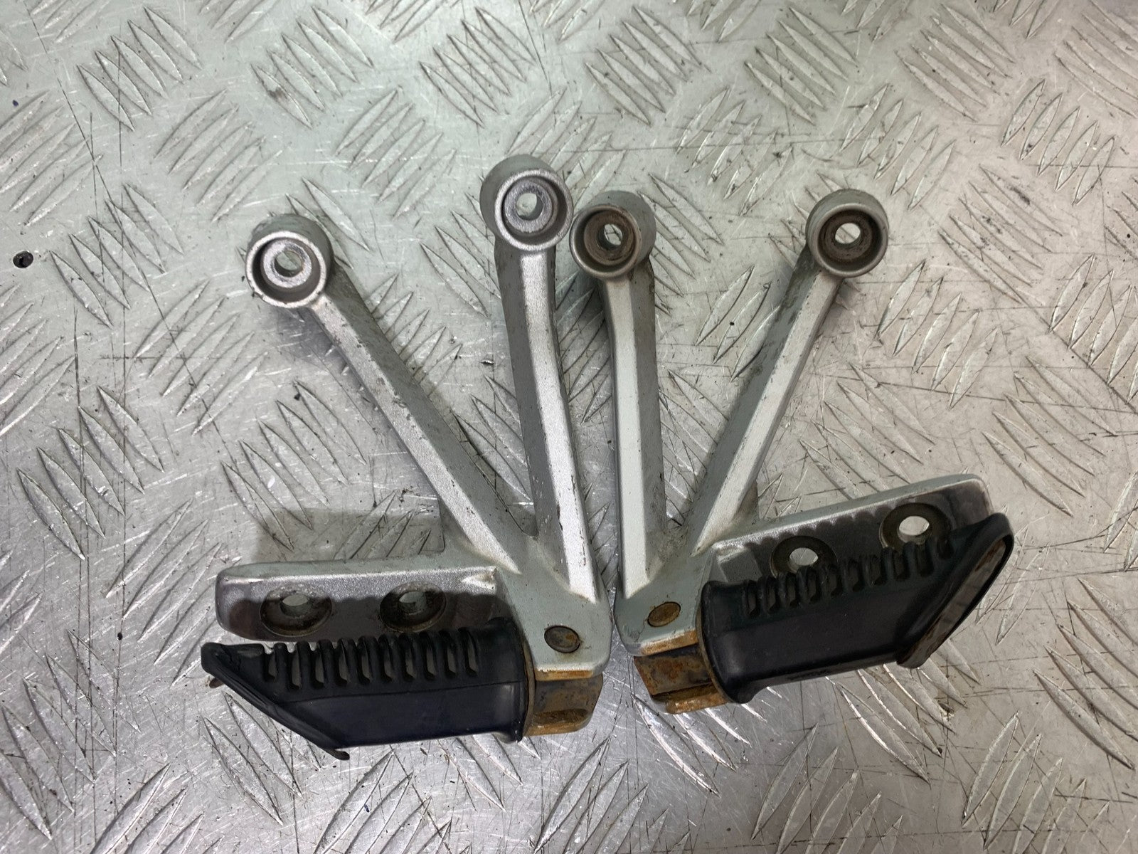 SUZUKI DL1000 V-STROM REAR HANGER AND PEGS  YEAR 2014-2019 (CMB1325)