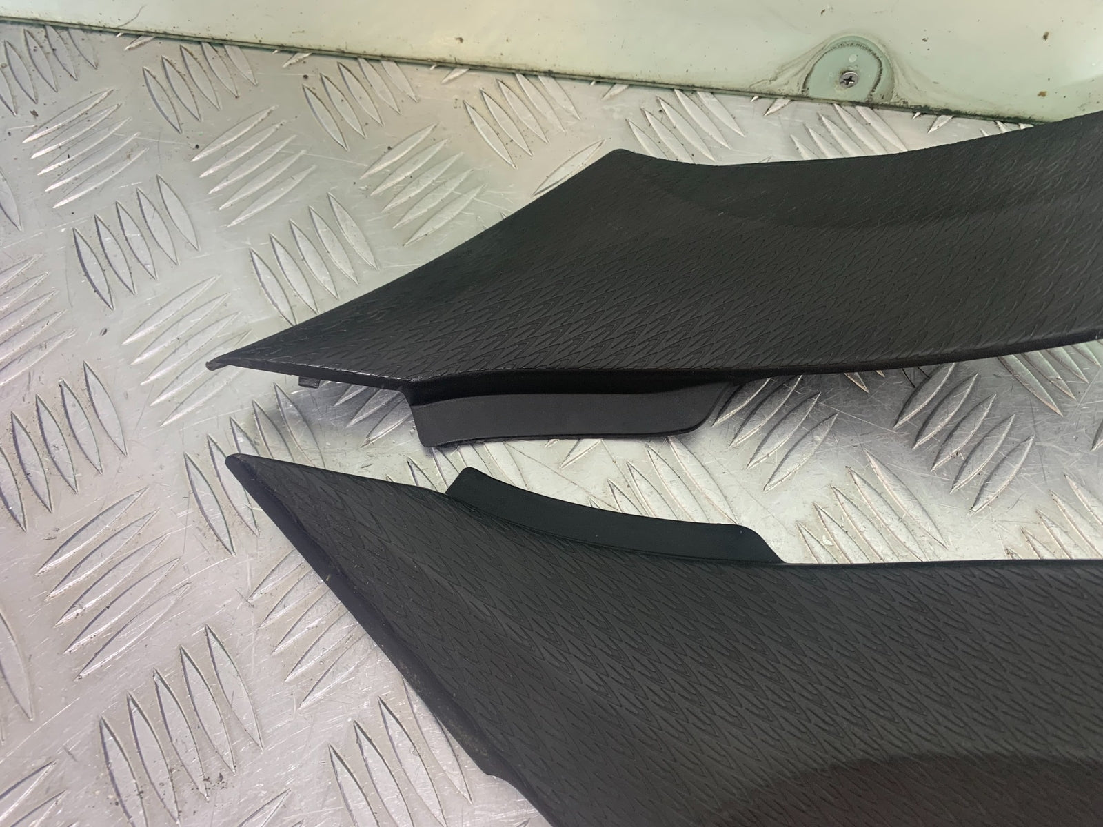 KAWASAKI ZX6R LEFT AND RIGHT LOWER TANK PANELS  YEAR 2009-2012 (CMB1136)