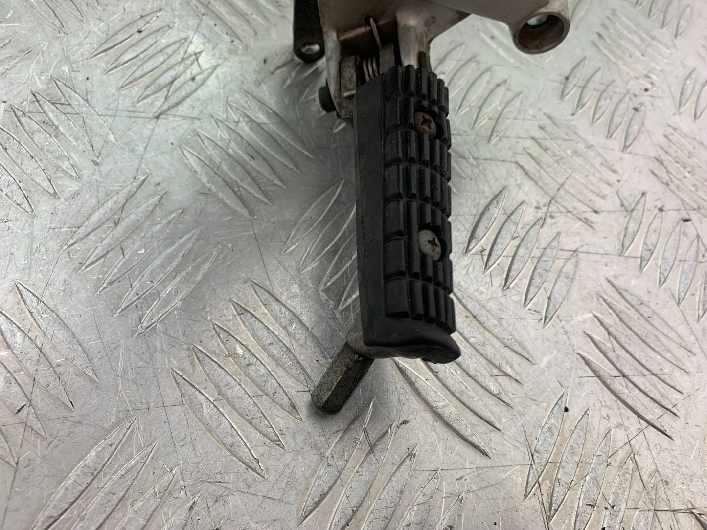 TRIUMPH 955i SPRINT ST FRONT RIGHT HANGER   YEAR 1999-04 (CMB1230)