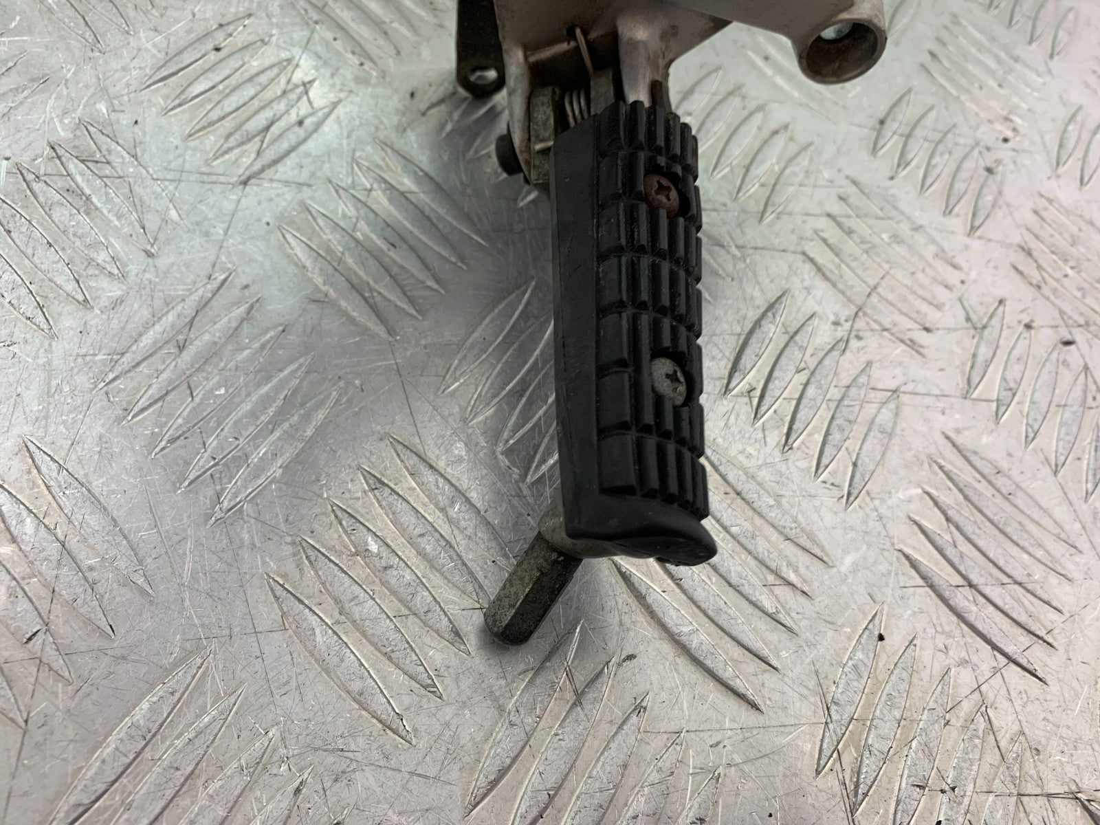 TRIUMPH 955i SPRINT ST FRONT RIGHT HANGER   YEAR 1999-04 (CMB1230)