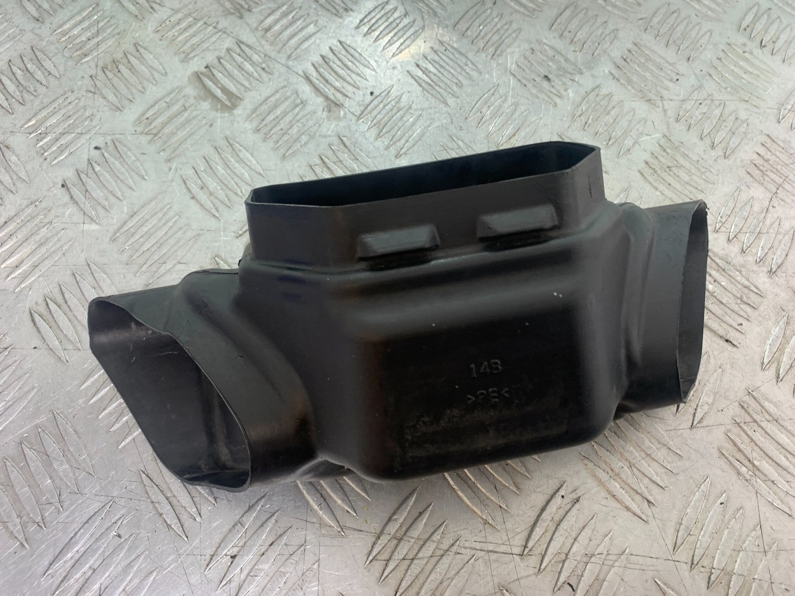 YAMAHA YZF R1 14 B BIG BANG AIR TUBE   2009-14 (CMB1175)