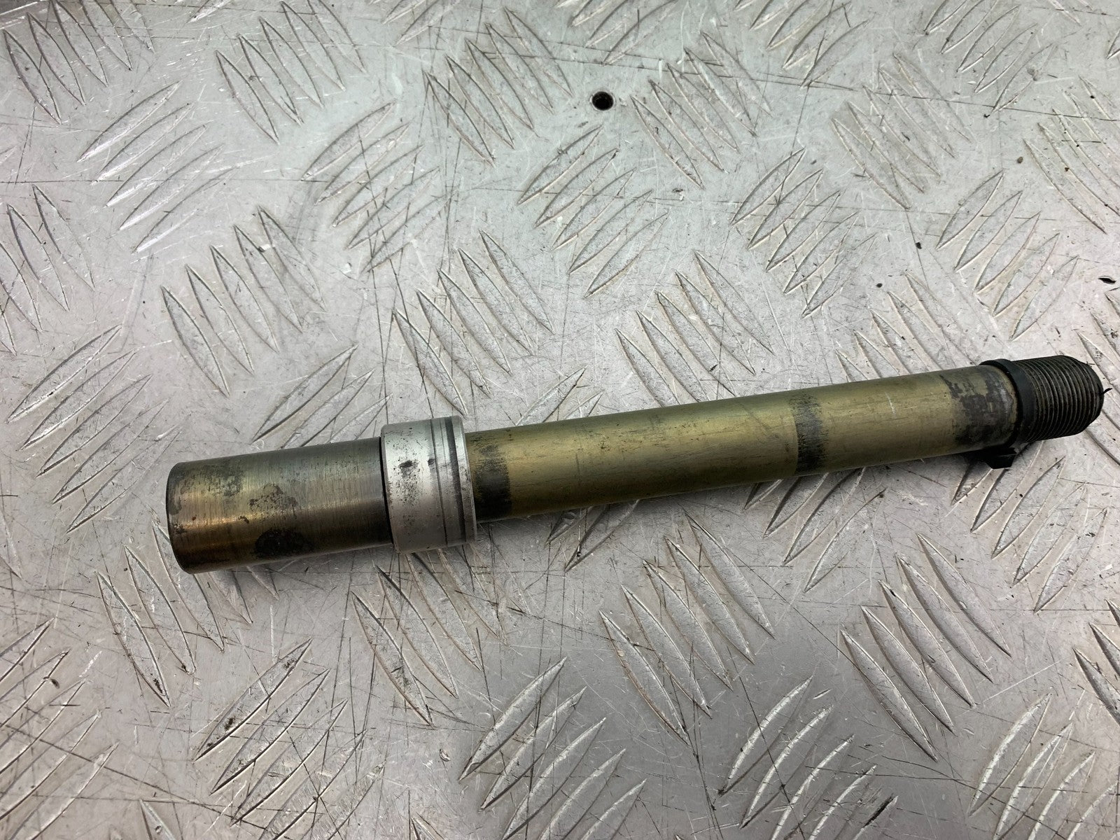 TRIUMPH 955i SPRINT ST FRONT WHEEL SPINDLE  YEAR 1999-04 (CMB1230)