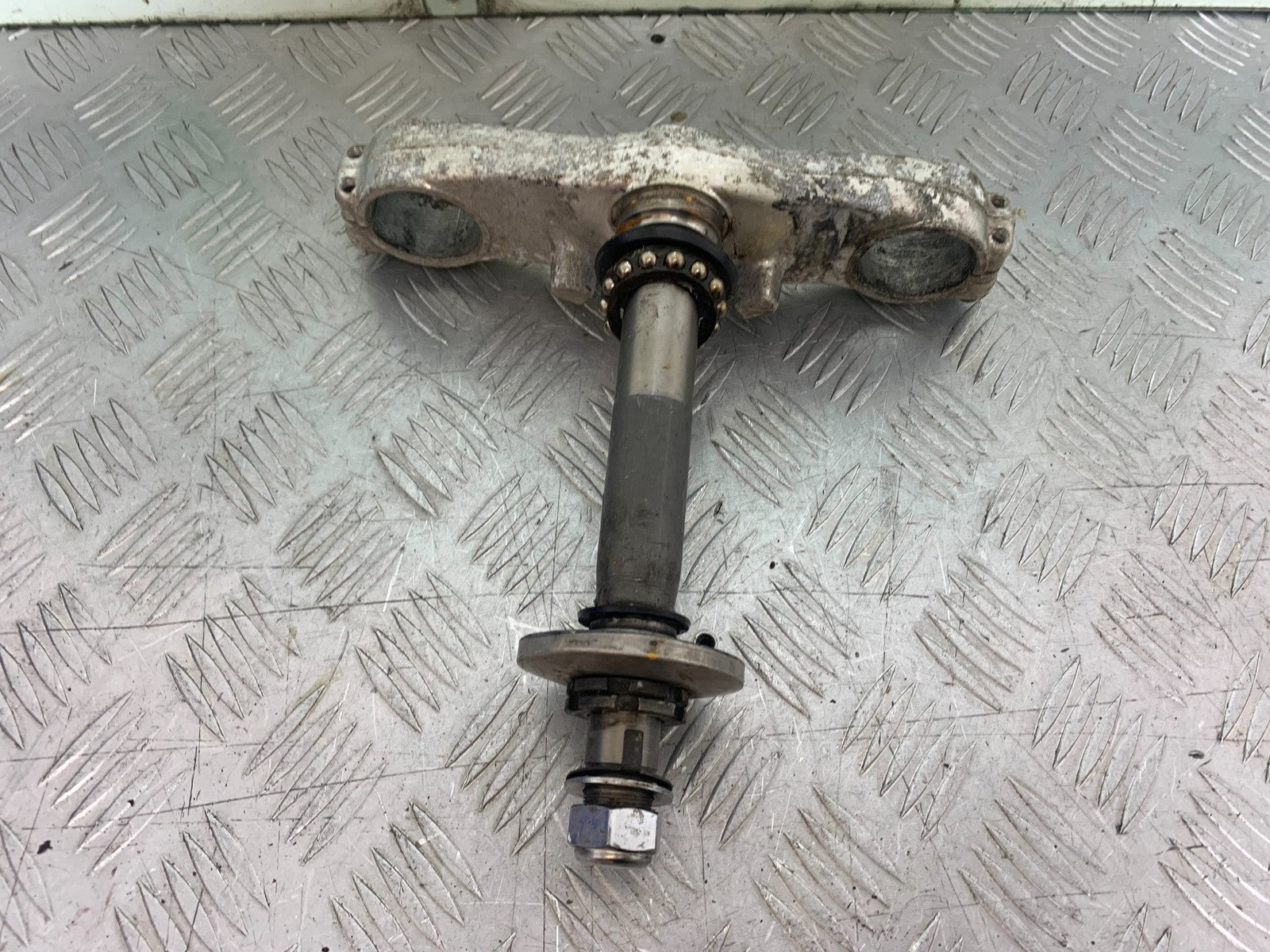 YAMAHA YZF1000 THUNDERACE BOTTOM YOKE  YEAR 1997-2000 (CMB1204)