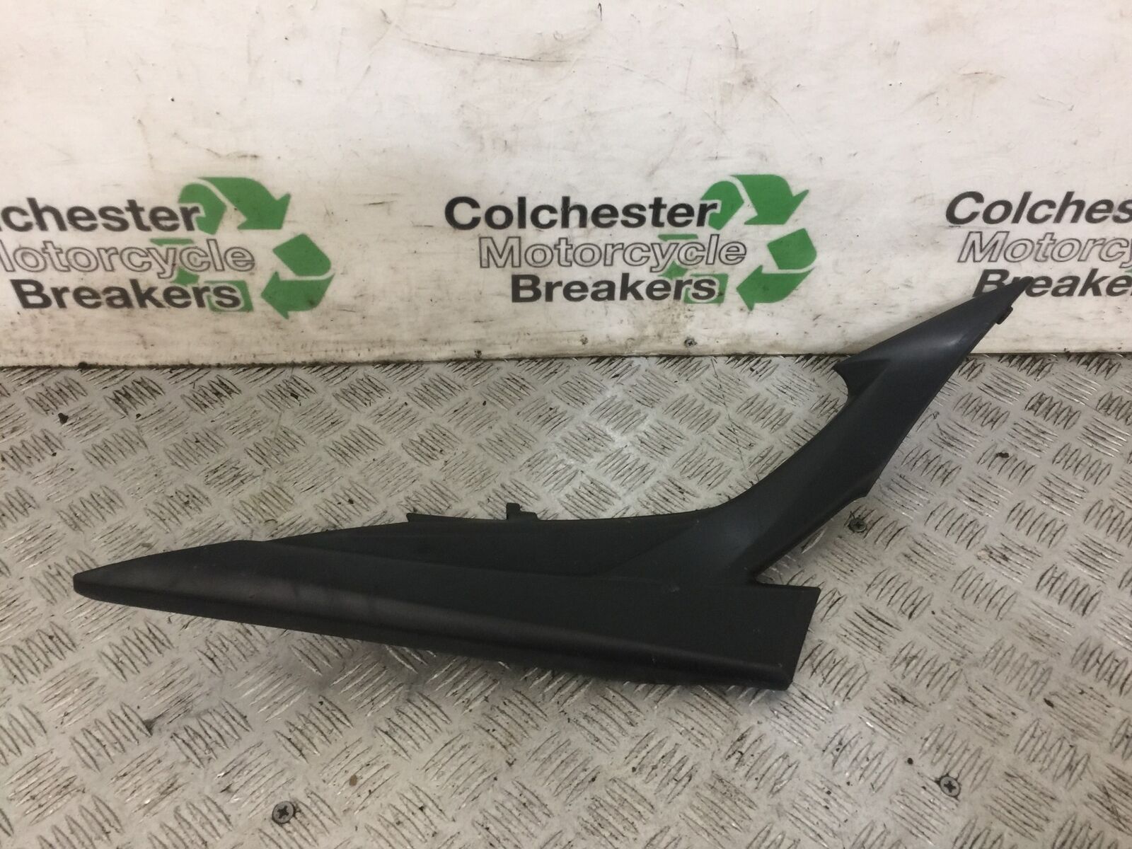 SUZUKI GSR600 GSR 600 RIGHT SEAT PANEL YEAR 2006-2010 (STOCK 807)