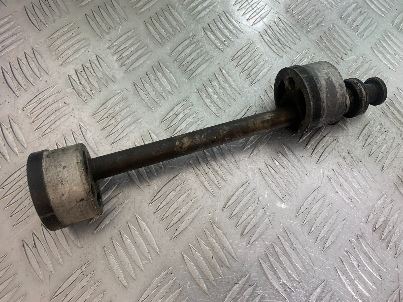KAWASAKI ZZR1100 D REAR WHEEL SPINDLE  YEAR 1993-2001 (CMB1164)