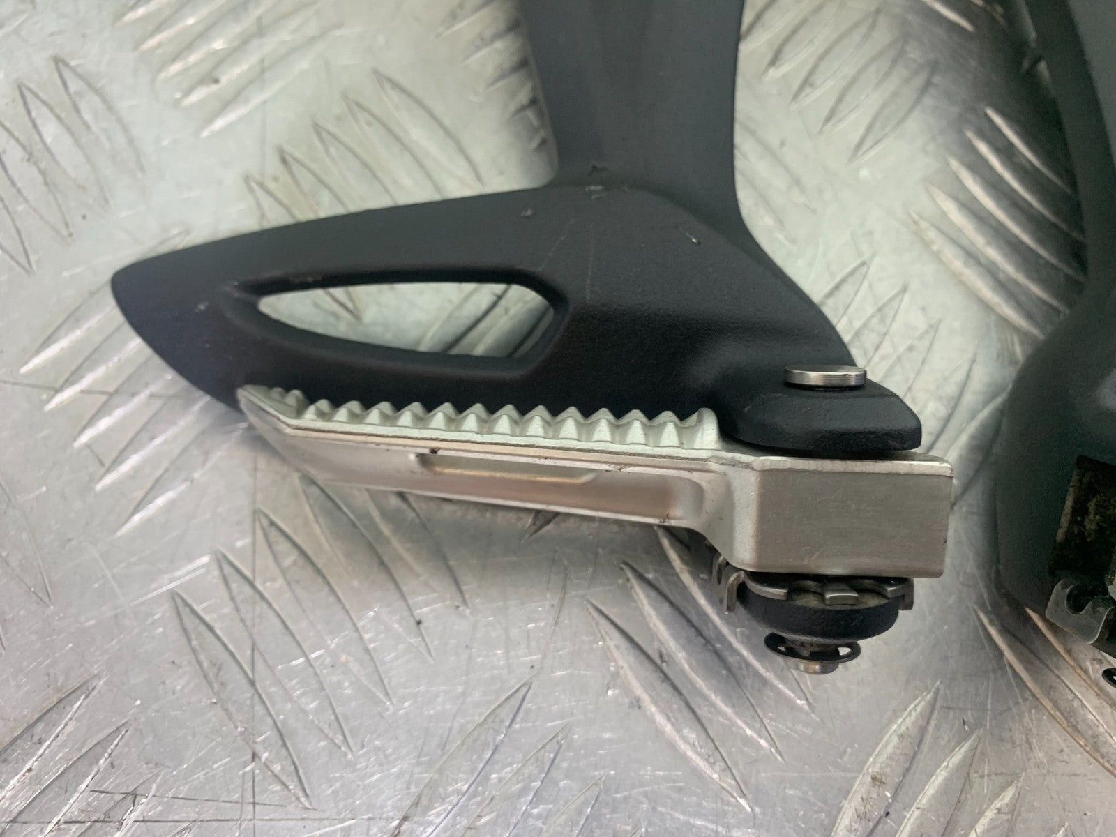 TRIUMPH 675 STREET TRIPLE REAR HANGERS AND PEGS  2013-2016 (CMB1186)