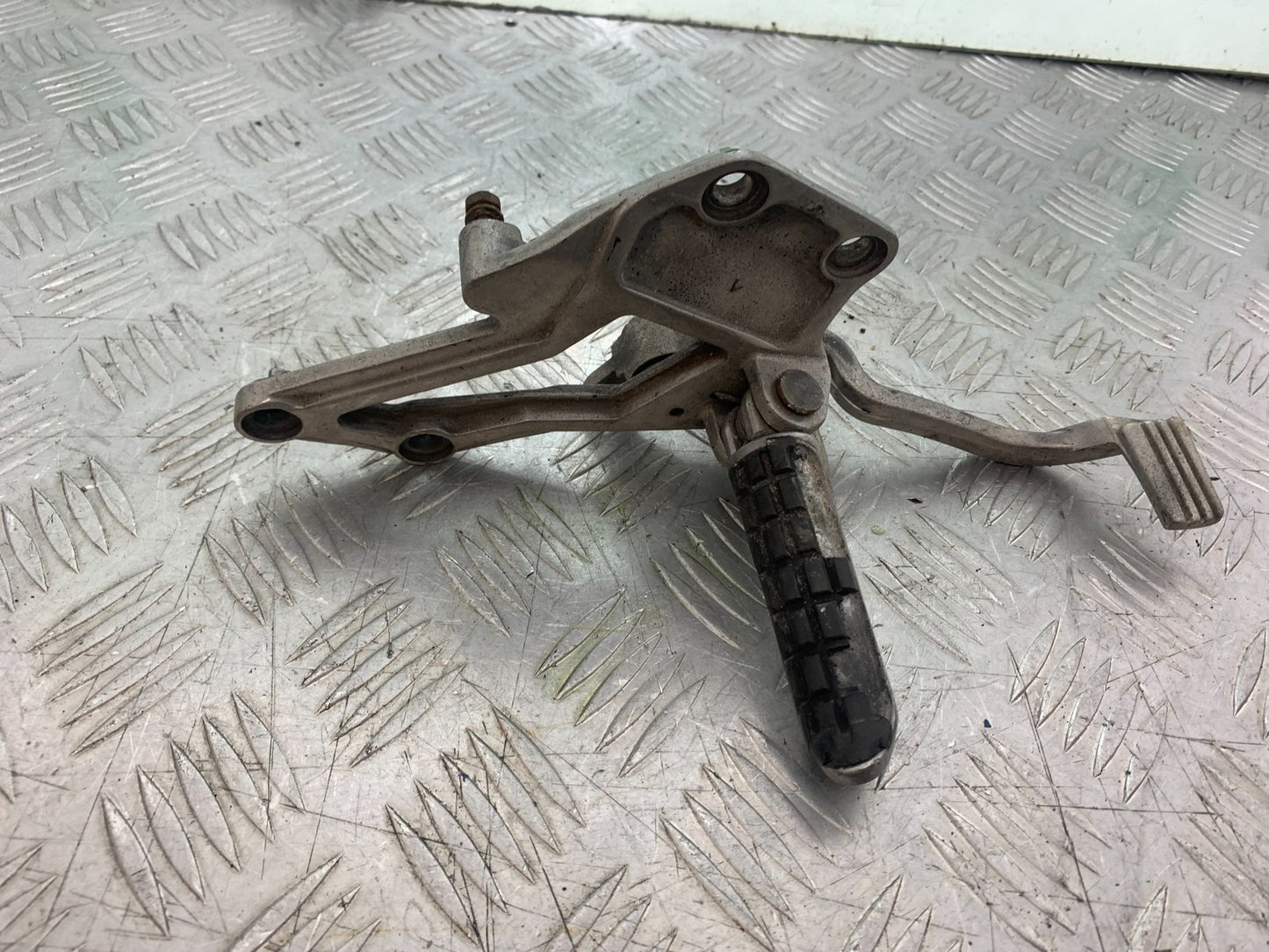 KAWASAKI GPX 750 GPX 750 FRONT RIGHT HANGER  YEAR 1990