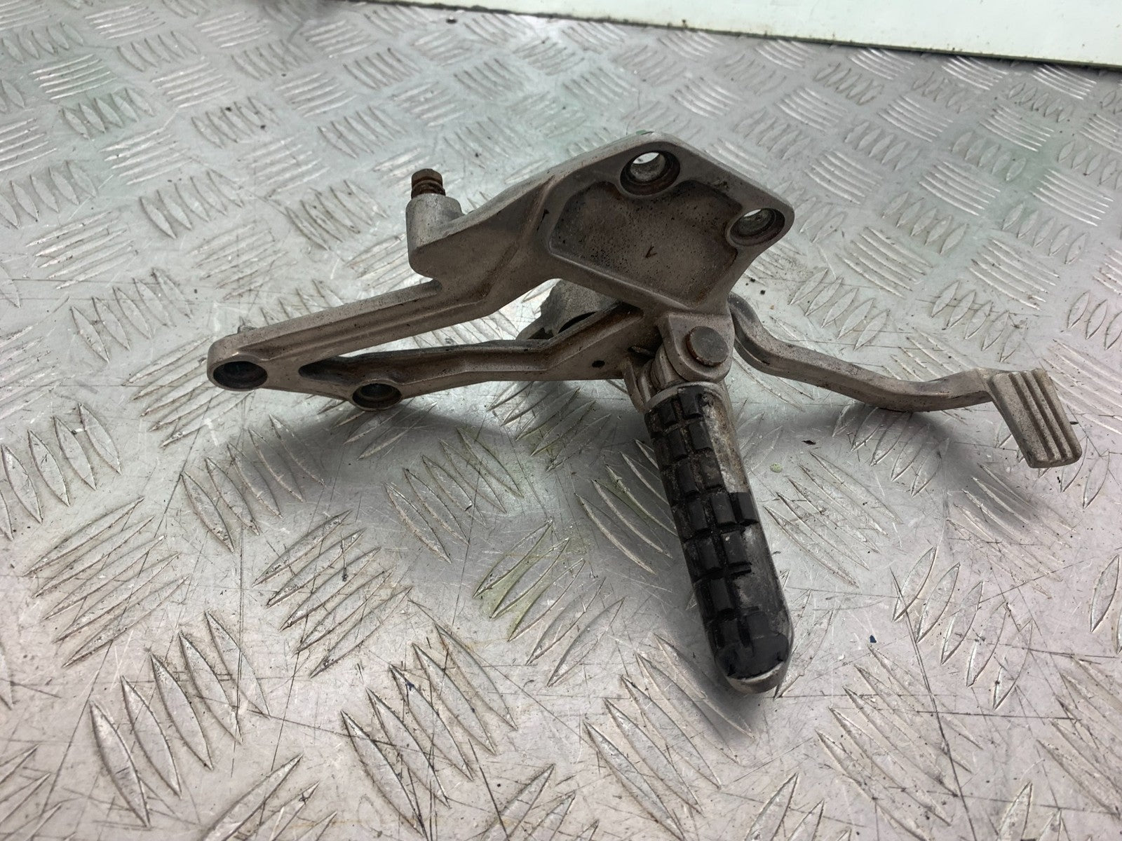 KAWASAKI GPX 750 GPX 750 FRONT RIGHT HANGER  YEAR 1990