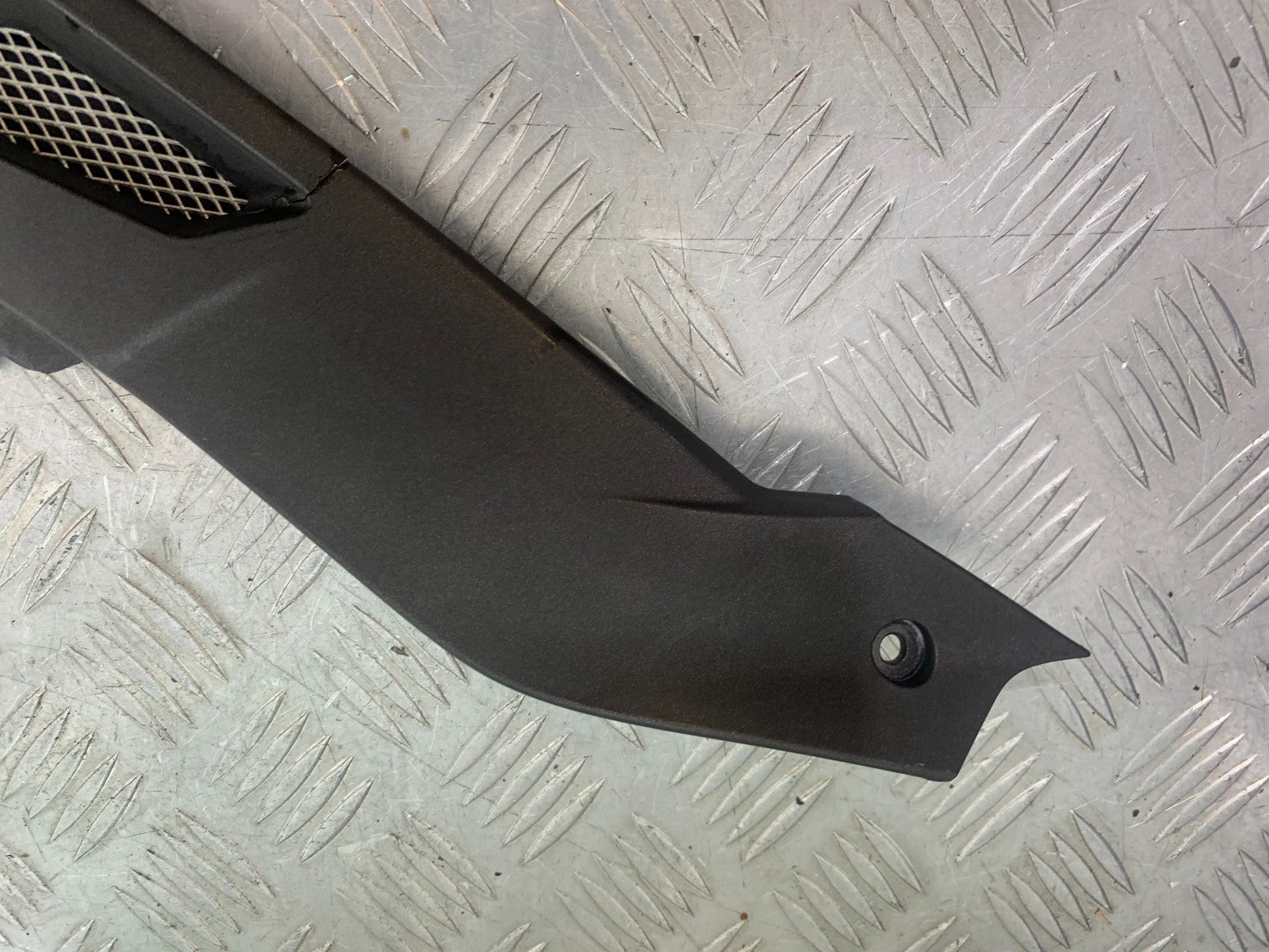BENELLI BN125 BN 125 LEFT SEAT PANEL  YEAR 2018-2021 (CMB1194)