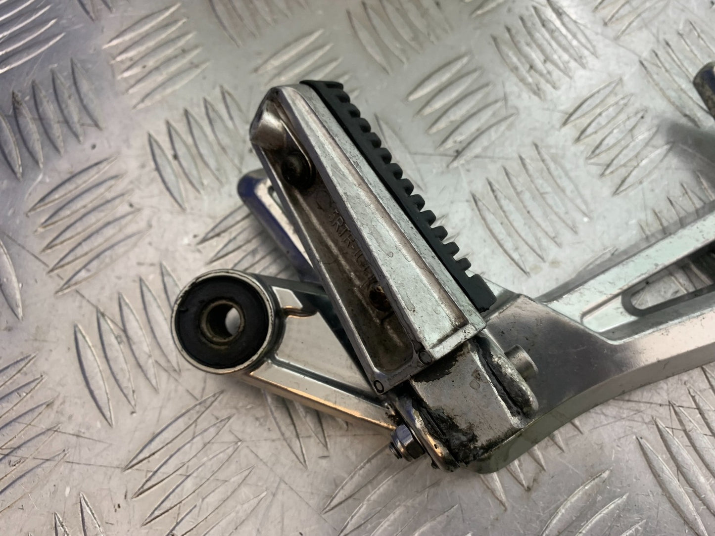 YAMAHA FZS1000 FAZER RIGHT REAR HANGER AND PEG  YEAR 2001-05 (CMB1275)