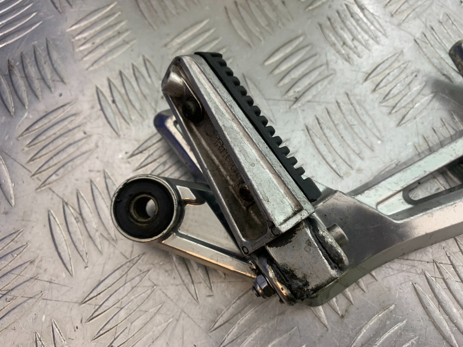 YAMAHA FZS1000 FAZER RIGHT REAR HANGER AND PEG  YEAR 2001-05 (CMB1275)