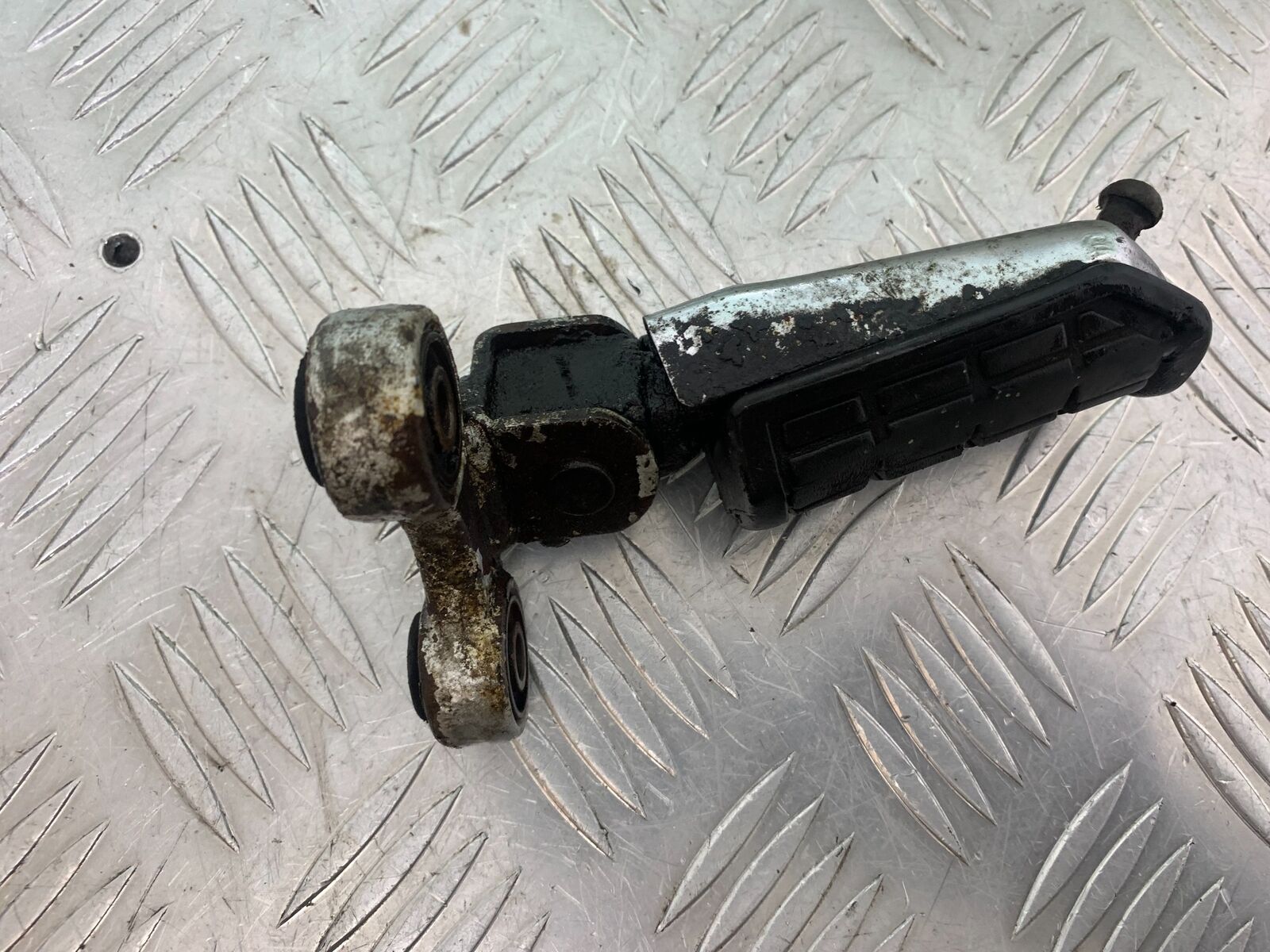 YAMAHA FJ1100 FJ 1100 FRONT RIGHT FOOTPEG   YEAR 1984-1985 (CMB1101)