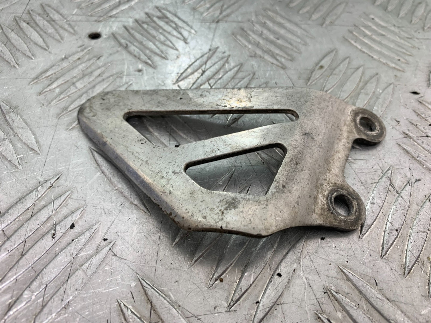 TRIUMPH 955i DAYTONA LEFT HEEL PLATE   YEAR 2002-2006 (CMB1229)