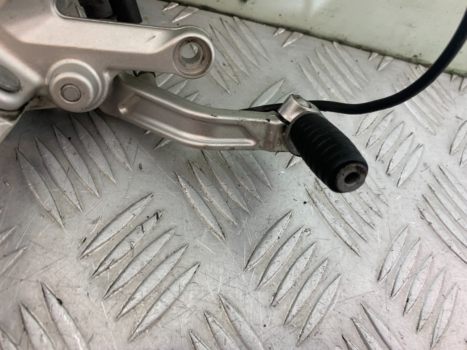 APRILIA TUONO 1000 V4R FRONT RIGHT HANGER   YEAR 2011-13  (CMB1316)