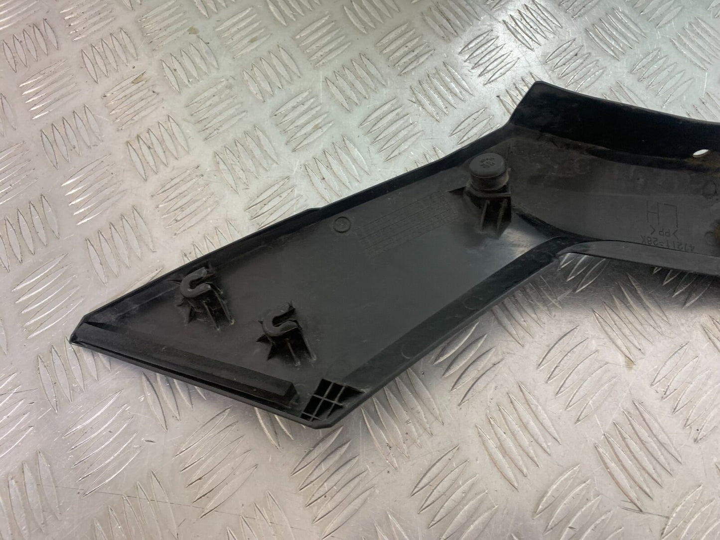 SUZUKI DL 650 V-STROM LEFT SIDE INFILL PANEL YEAR 2020 (CMB1117)