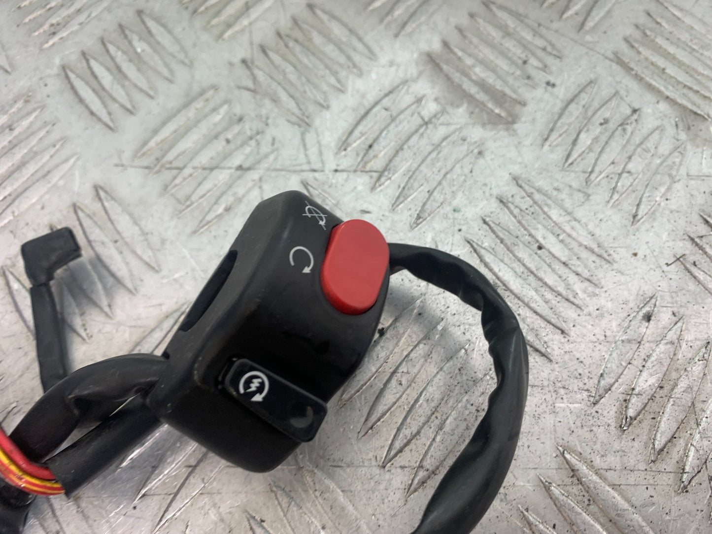 TRIUMPH 955i SPRINT ST RIGHT SWITCH GEAR   1999-2004 (CMB1176)