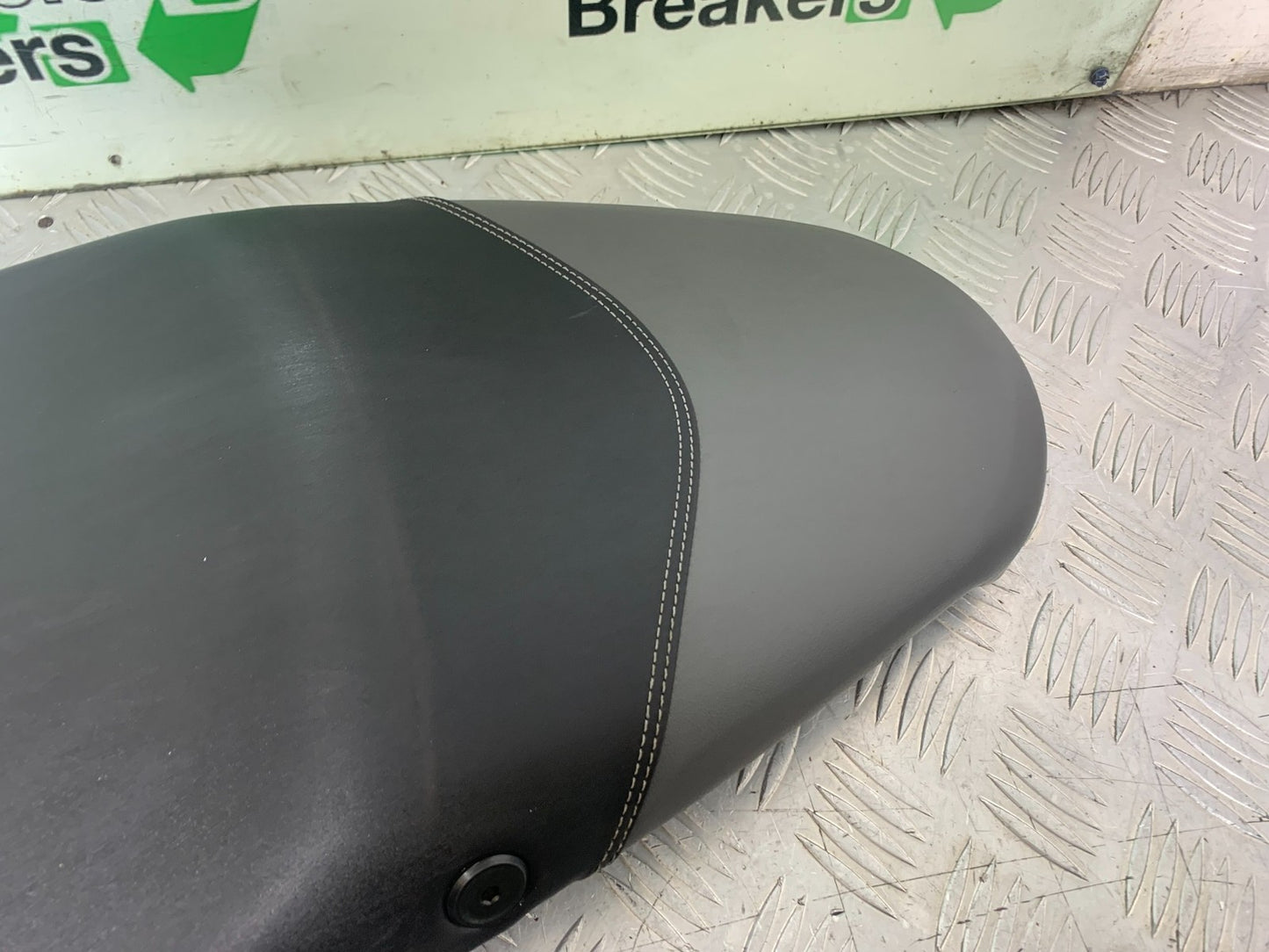 TRIUMPH 675 STREET TRIPLE R SEAT  YEAR 2013 - 2016 (CMB1221)